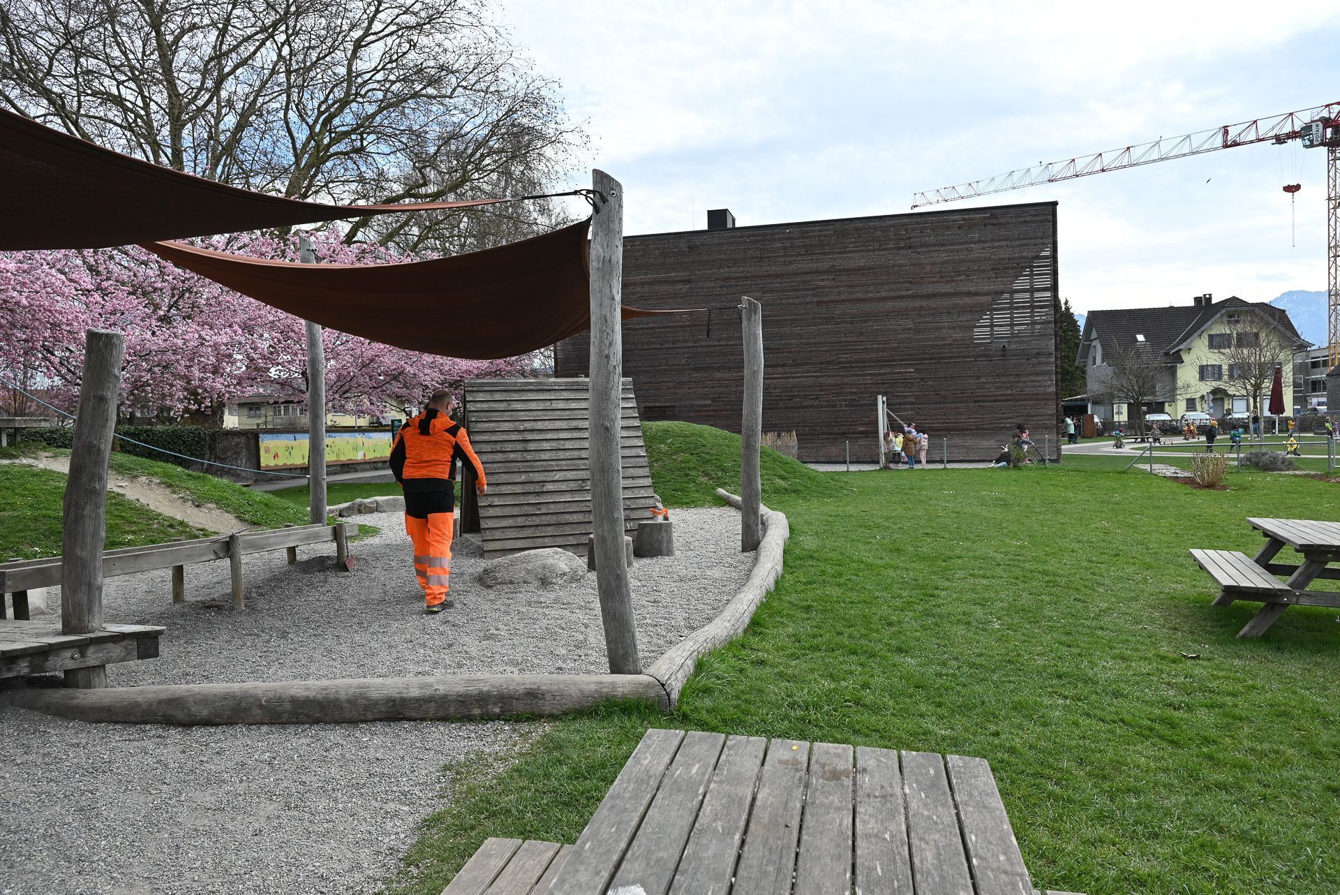 Jede Woche werden die Spielplätze vom Bauhof kontrolliert. 