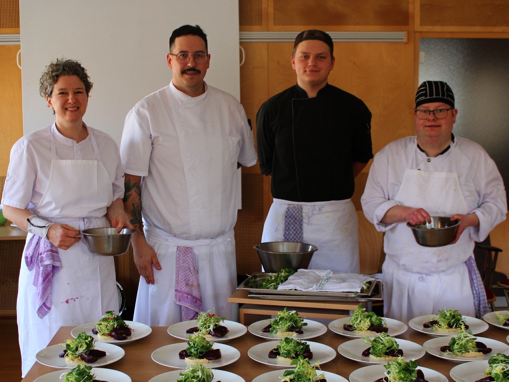 Während Zündschnurs Wieborsito die Gäste mit Ohrenschmaus verwöhnte, bereiteten Helene Nußbaumer und Michael Garcia Lopez mit dem Krone-Küchenteam Gaumenfreuden vor.   