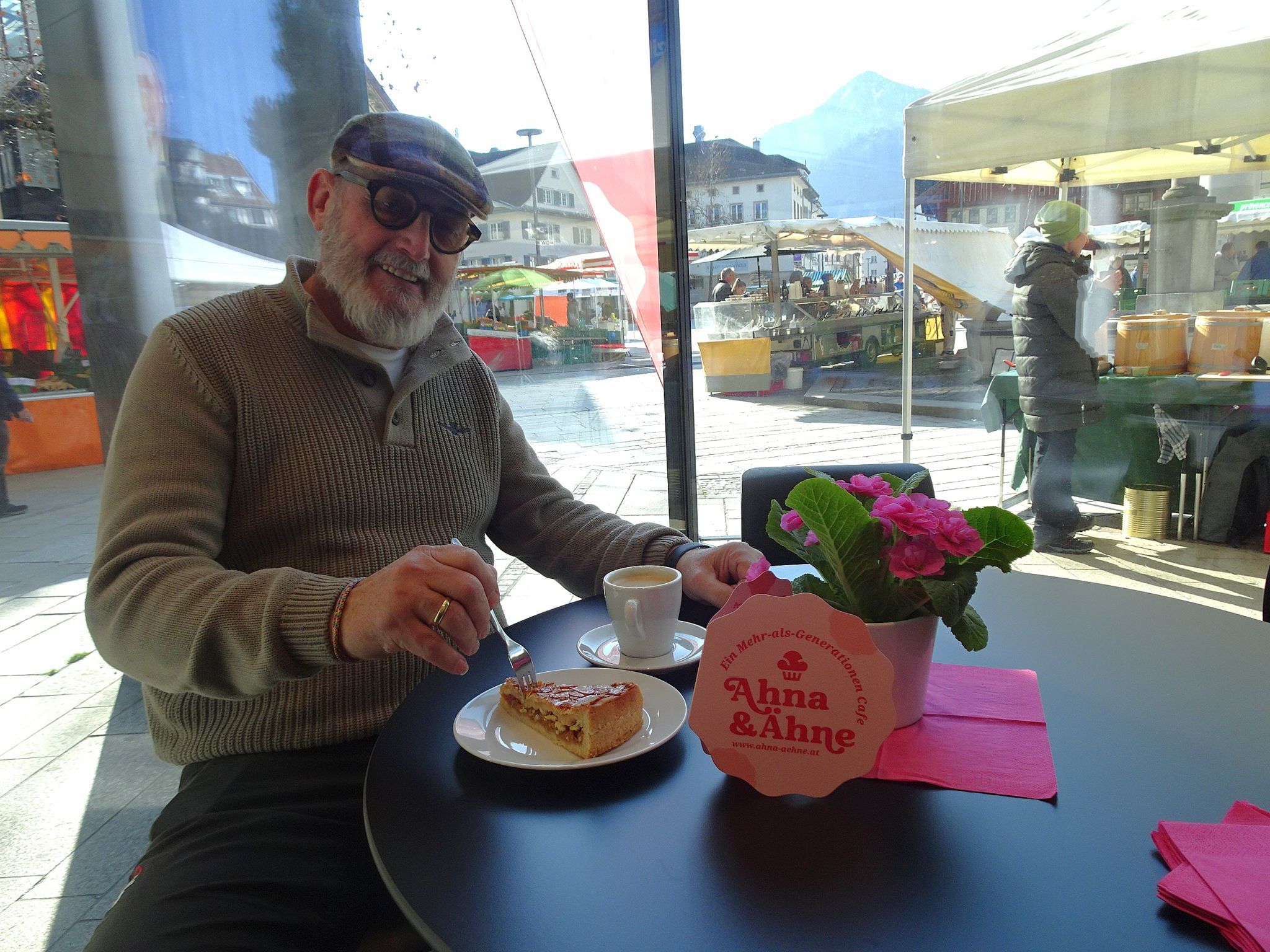 Die Eröffnung kam super an und zahlreiche Besucher ließen sich die selbstgemachten Köstlichkeiten schmecken. 