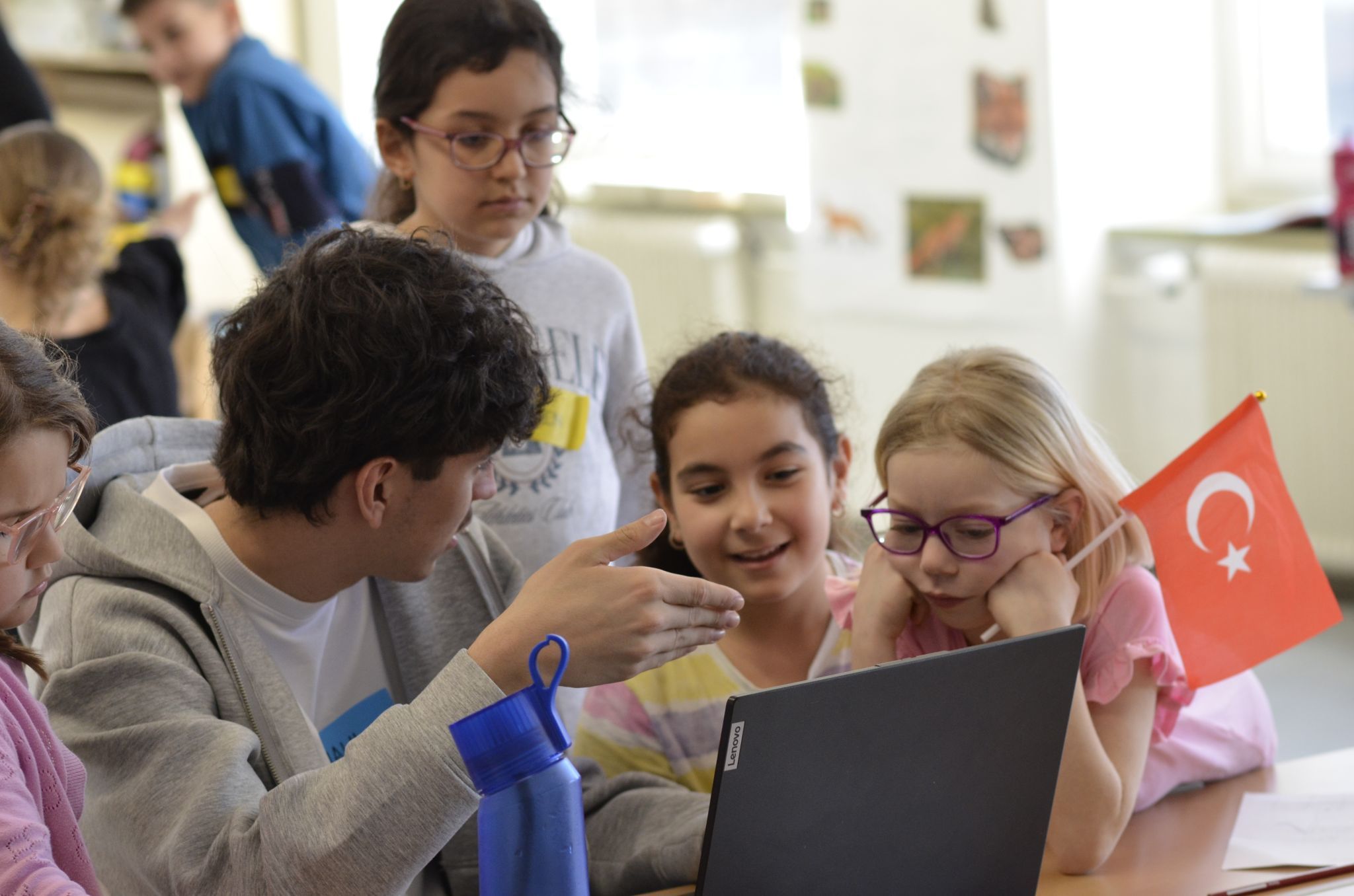 Beim Tüfteln und Ausprobieren entstand ein lebendiger Austausch zwischen den Schülern.