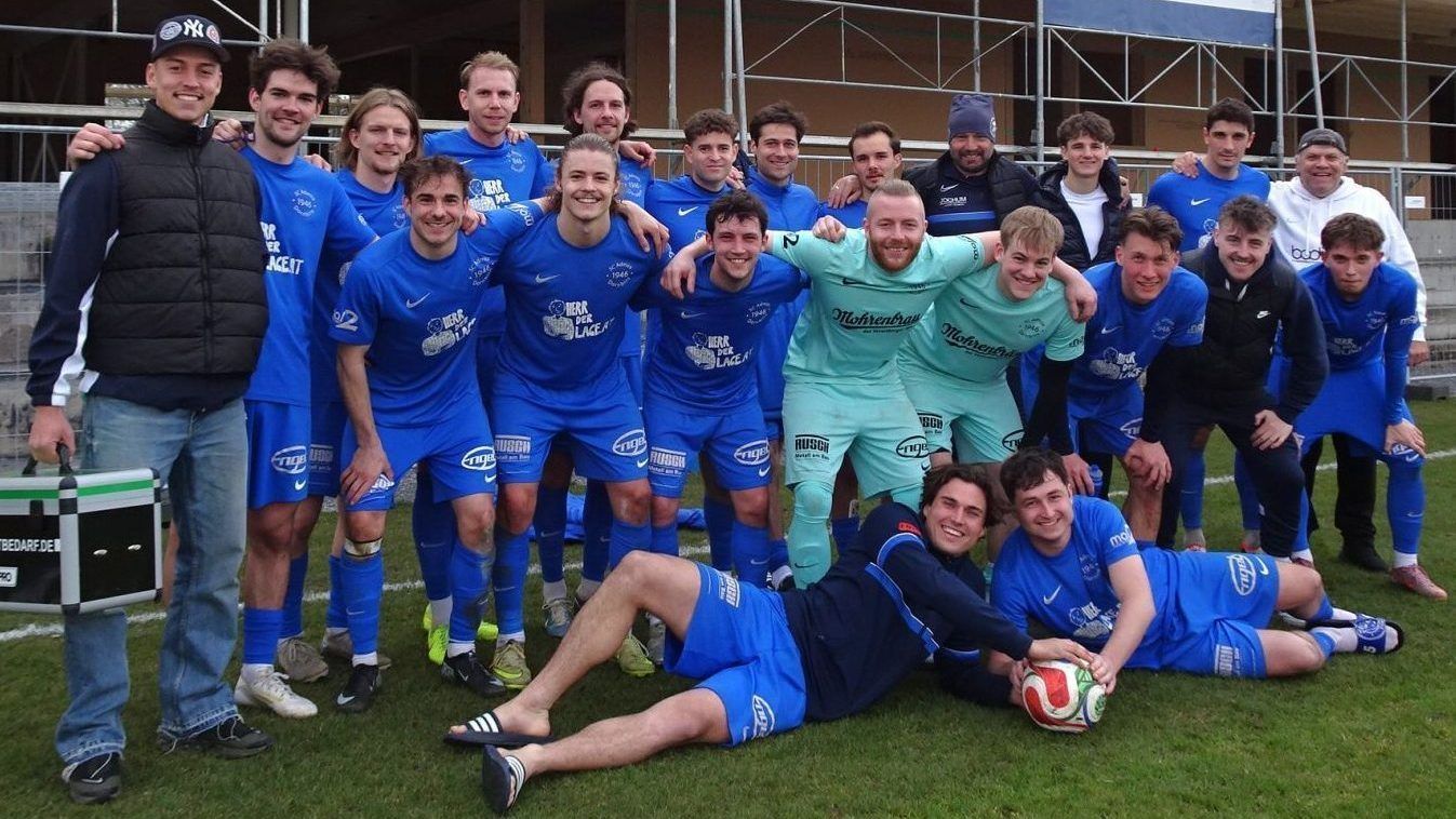 Die Kampfmannschaft des SC Admira Dornbirn vor dem entstehenden neuen Clubheim in Rohrbach – sportlich und infrastrukturell auf Aufbruchskurs.