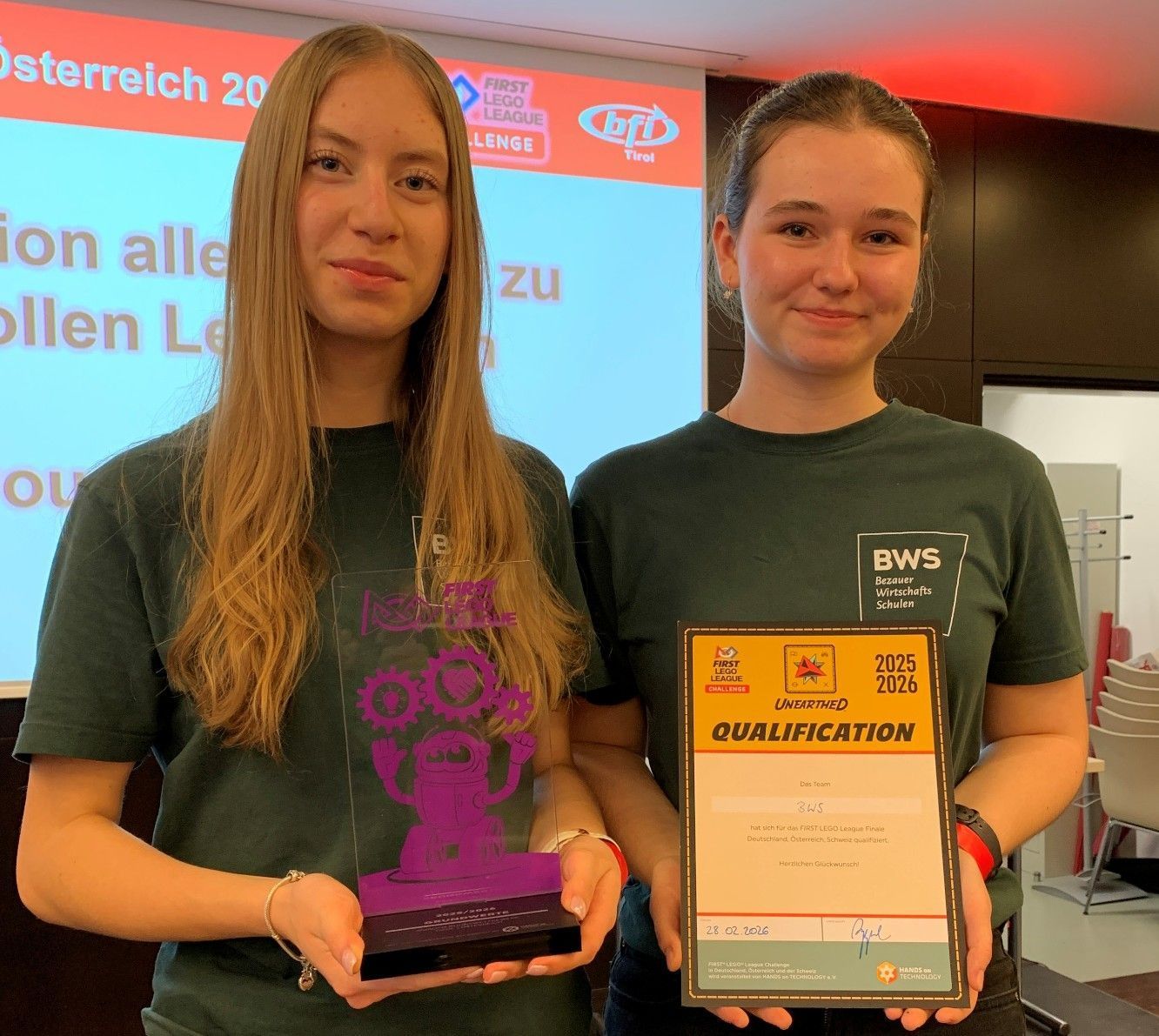 Stolz wird die Trophäe und das Ticket für Leipzig präsentiert.