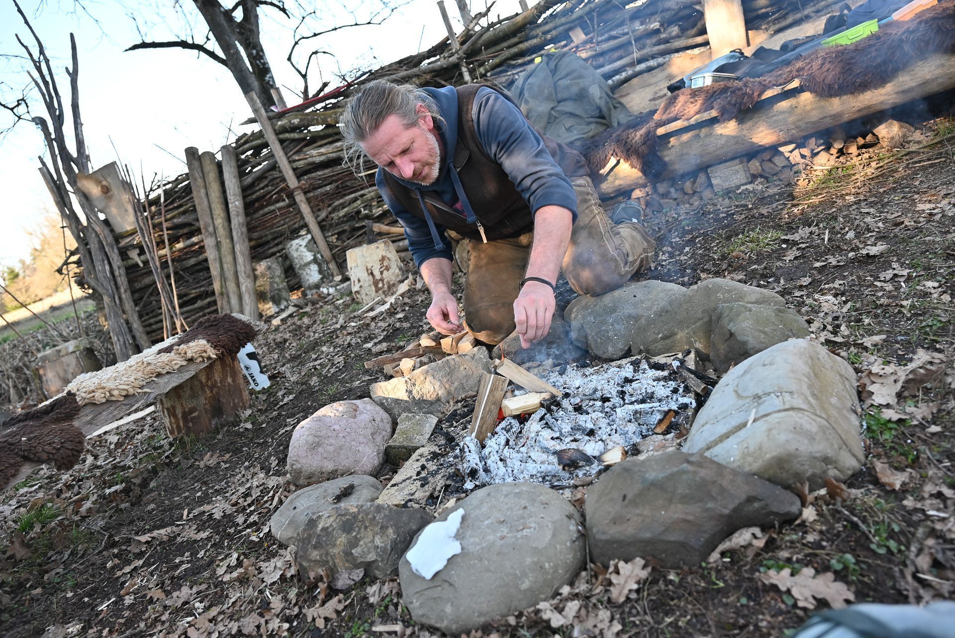 Christian Suppan kontrolliert, ob die Glut fürs Stockbrot bereit ist.
