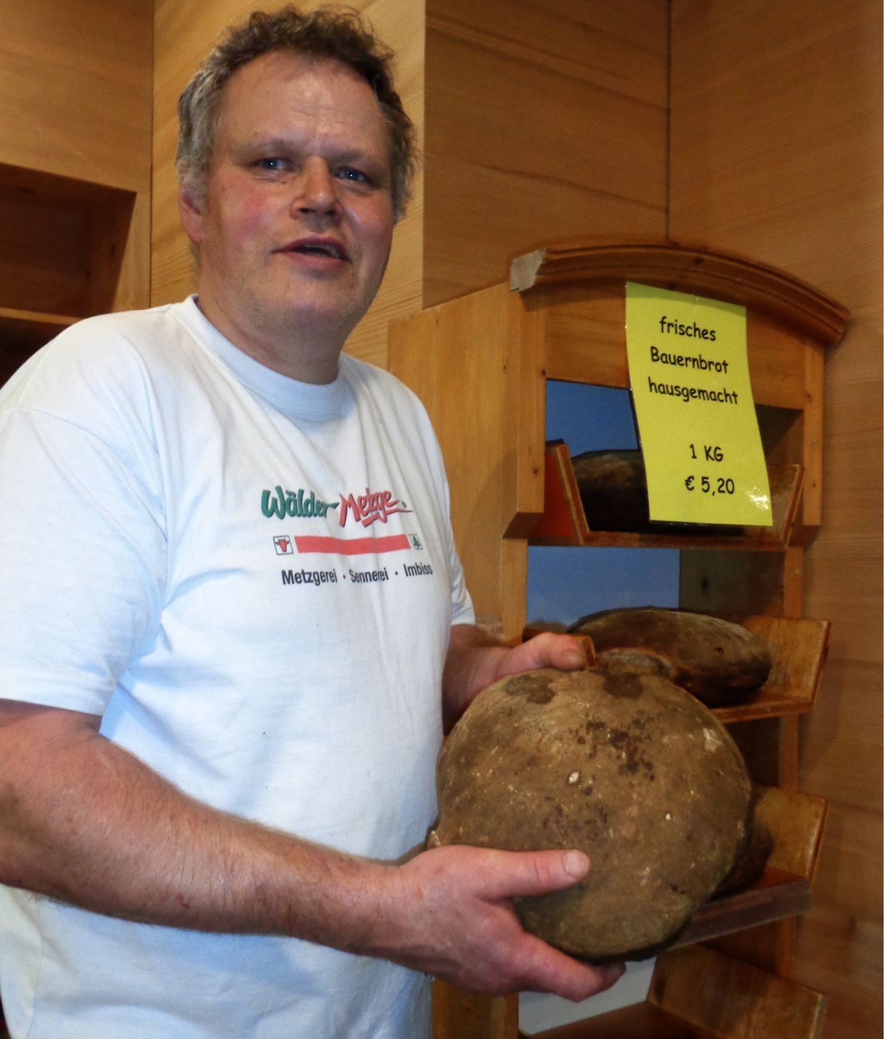 Seit ein Bäckermeister, der bei Wise urlaubte, und ihn ermutigte, den Selchofen auch zum Backen zu nützen, hat die Wälder-Metzge auch selbstgebackene Spezialbrote im Angebot.