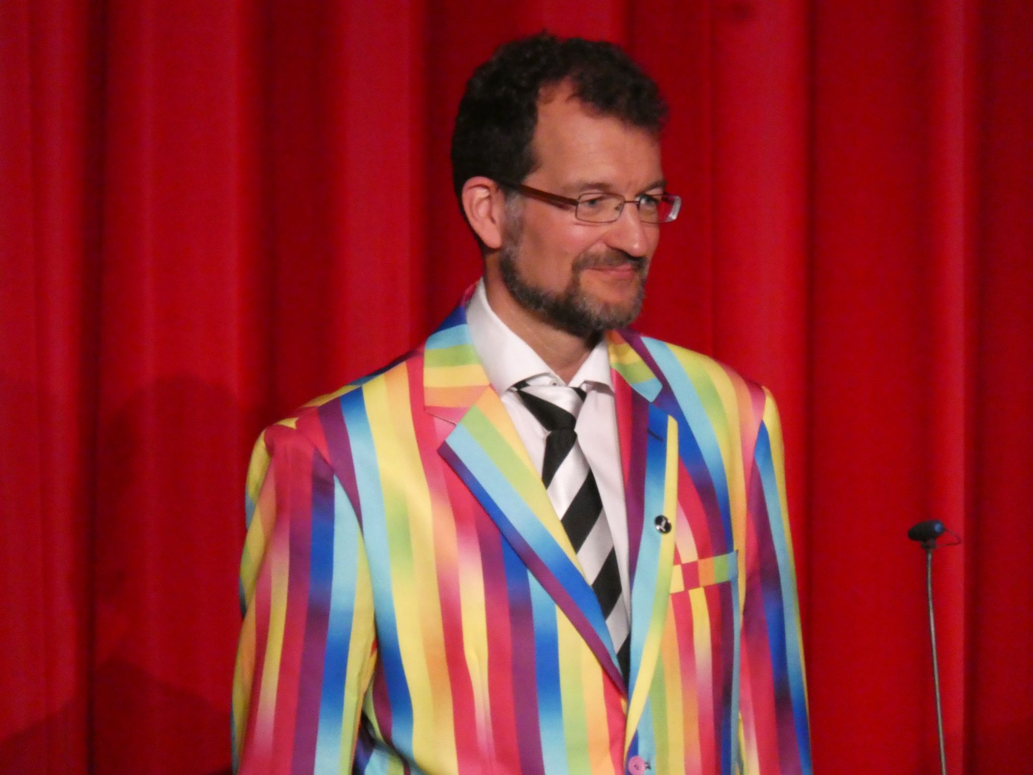 GIOIA-Obmann Lukas Vonblon mit Verkleidung zum Lied 