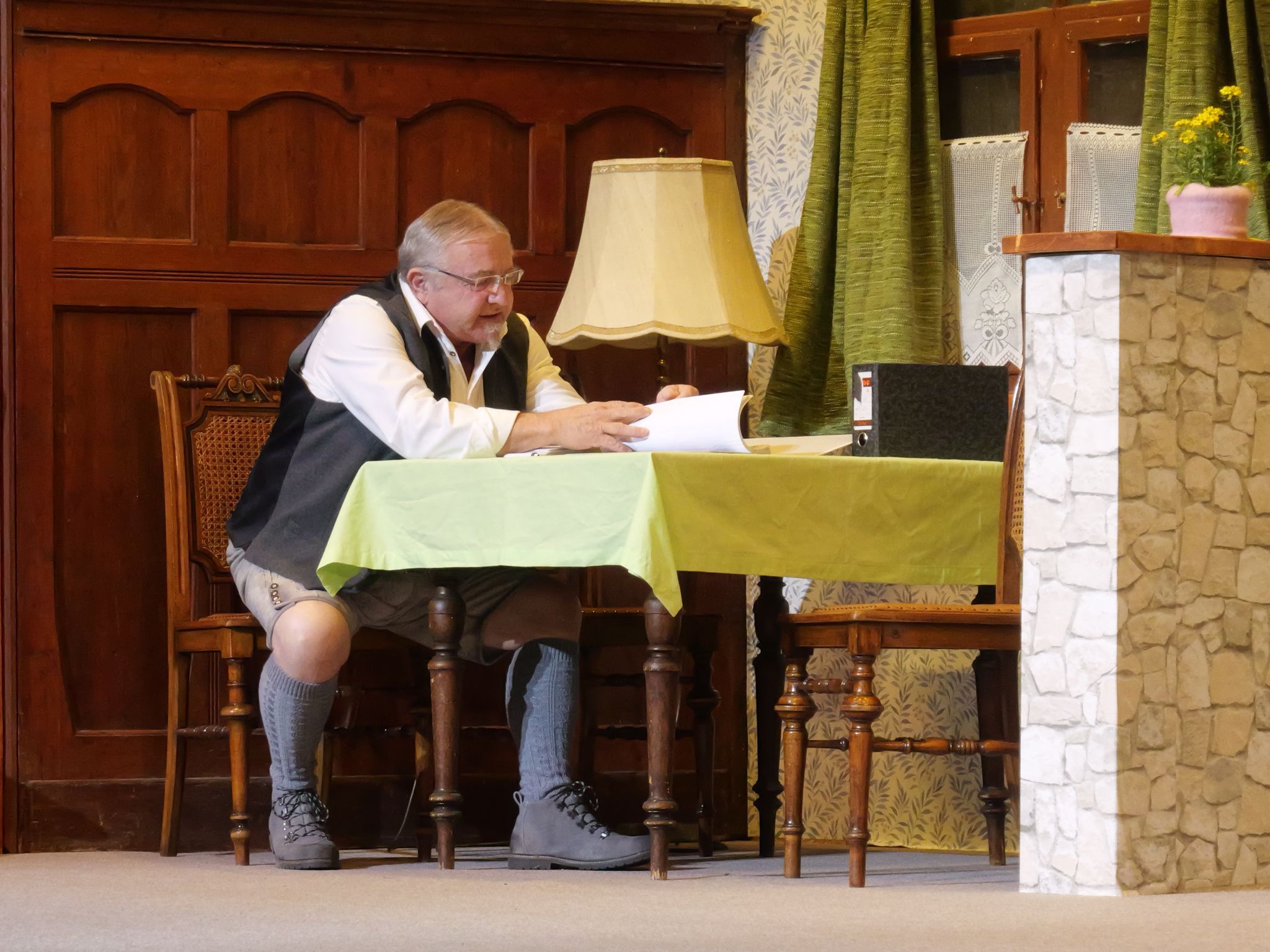 Günther Lins als Friedhelm Beierle versucht, inmitten seiner chaotischen Familie den Überblick zu behalten.