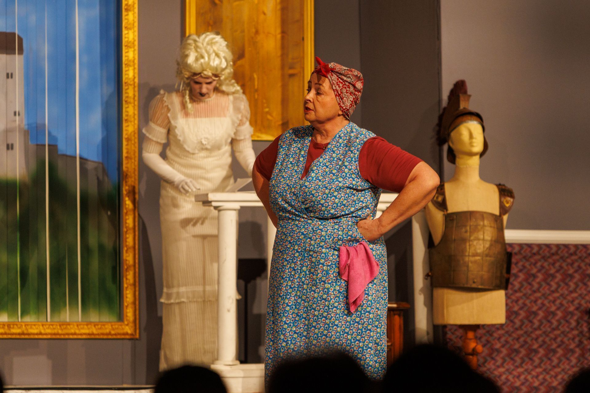 Romana Müller verkörpert die putzwütige Haushälterin.