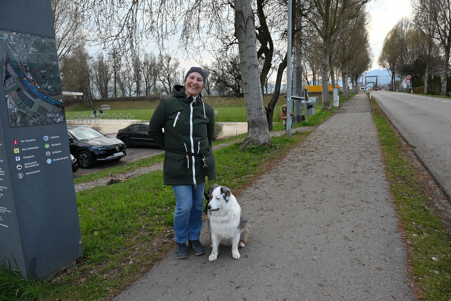 Jutta Bischof-Reinisch genießt mit ihrem Hund Gandhi die verkehrsberuhigte Gegend.