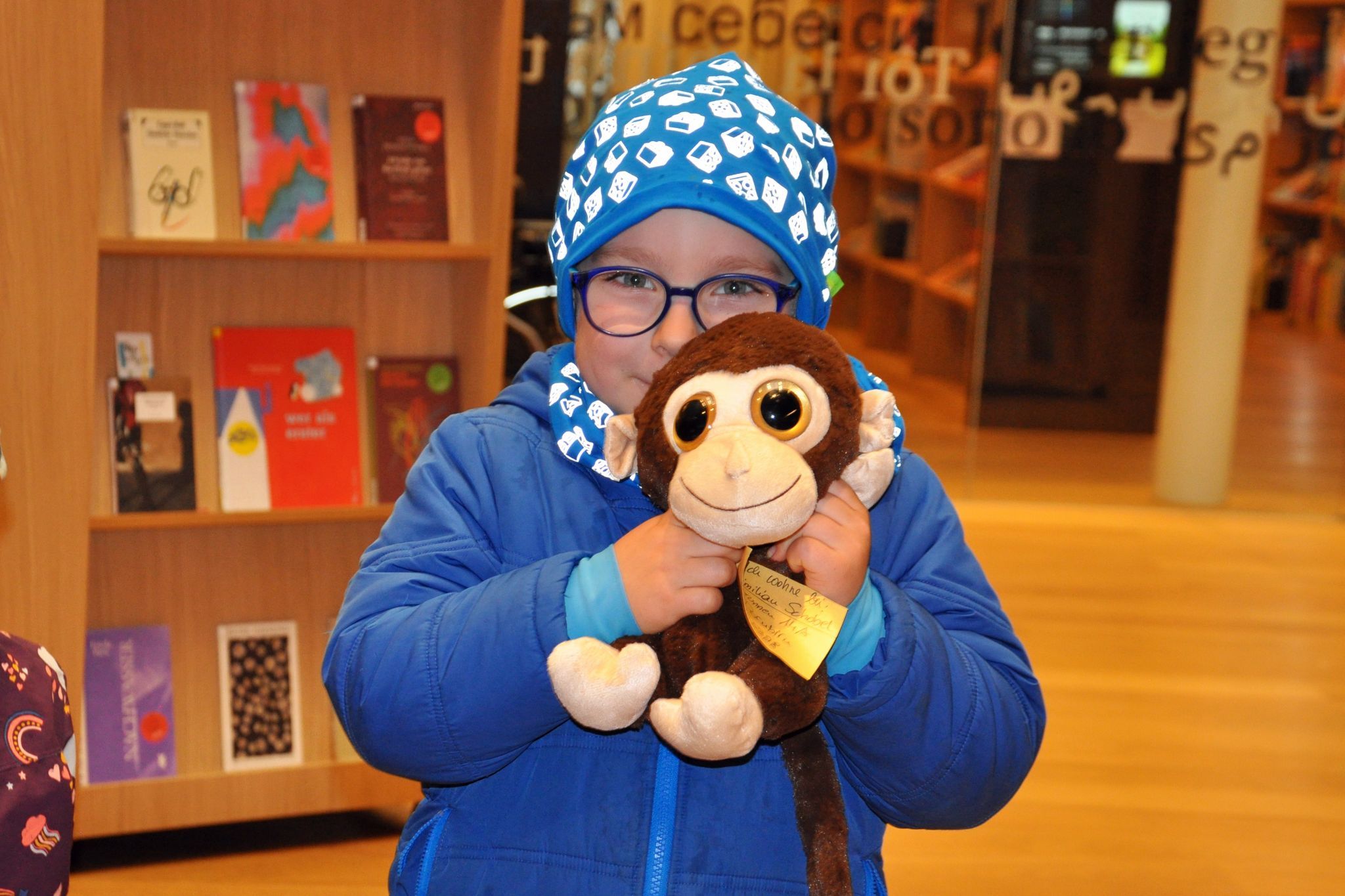 Bei Maximilian, 5 Jahre, durfte der Affe Tcheeti in der Stadtbibliothek übernachten.