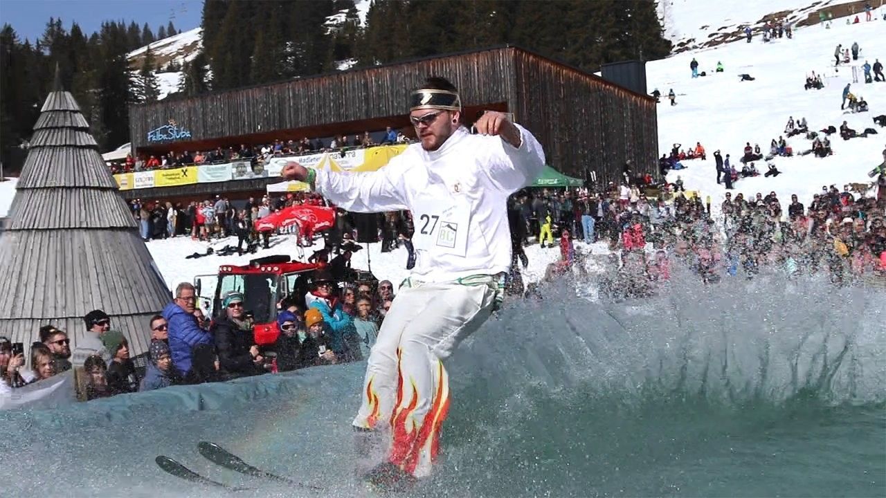 Mit verkleidetem Skianzug siegen.