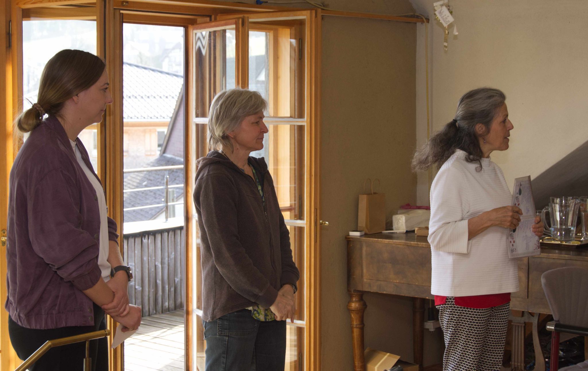 Viezebürgermeisterin Tamara Eiler, Theresia Ostermann und Monika de Sousa begrüßen die Gäste