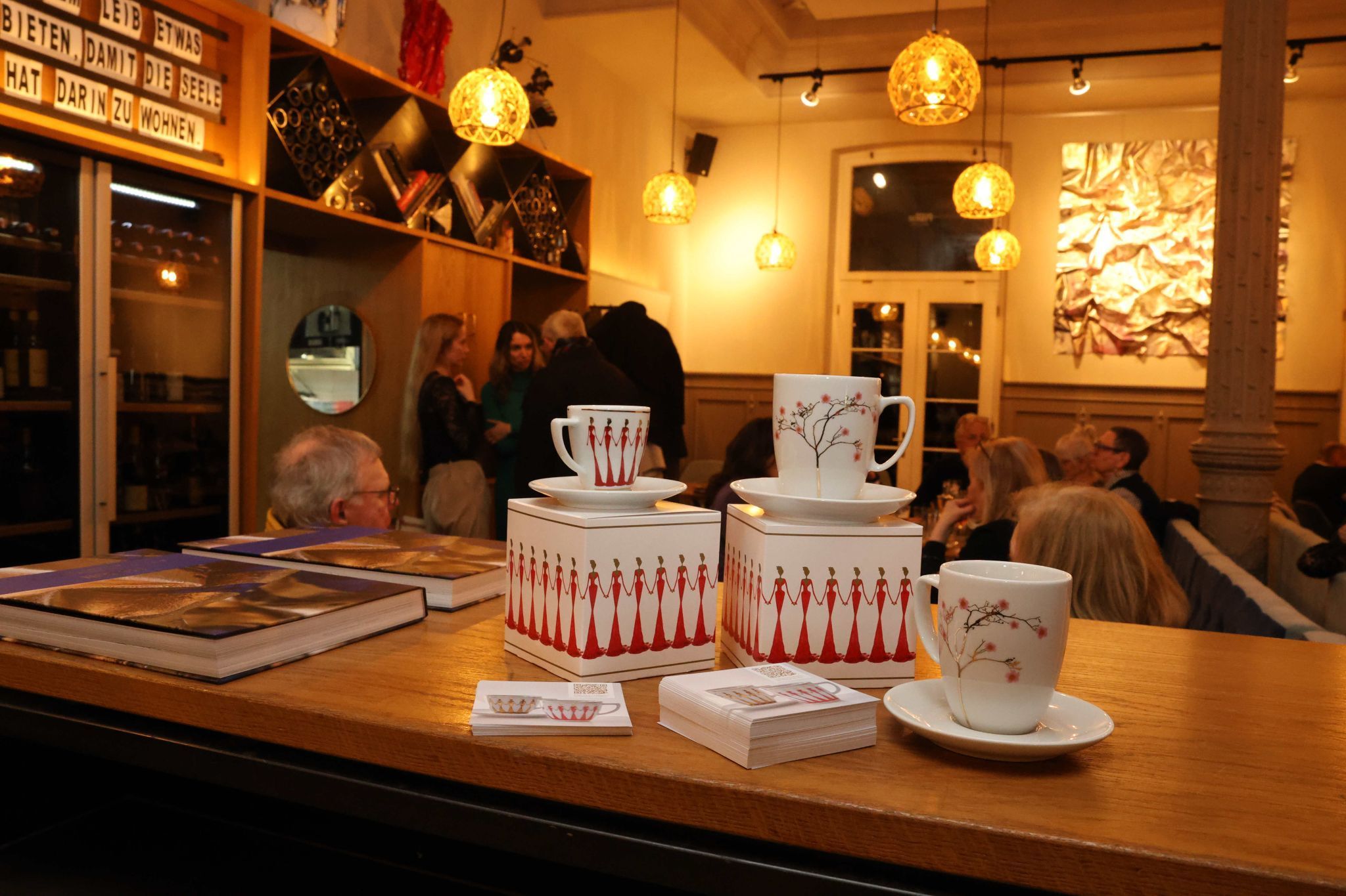 Geschirr mit NONOS-Motiven.