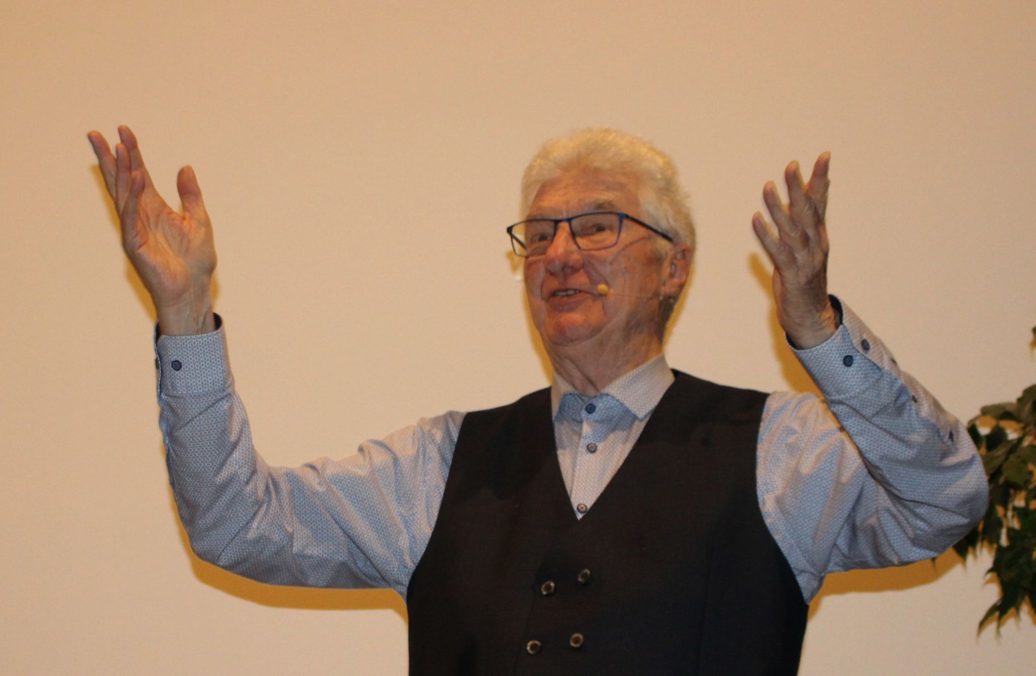 Unvergessliche Erinnerung an seine Zeit in Frastanz: Bei einer Messe in Amerlügen kam die Antwort auf „Der Herr sei mit euch“ von einer neugierig in die Kapelle äugender Kuh – „Muh . . .!“   