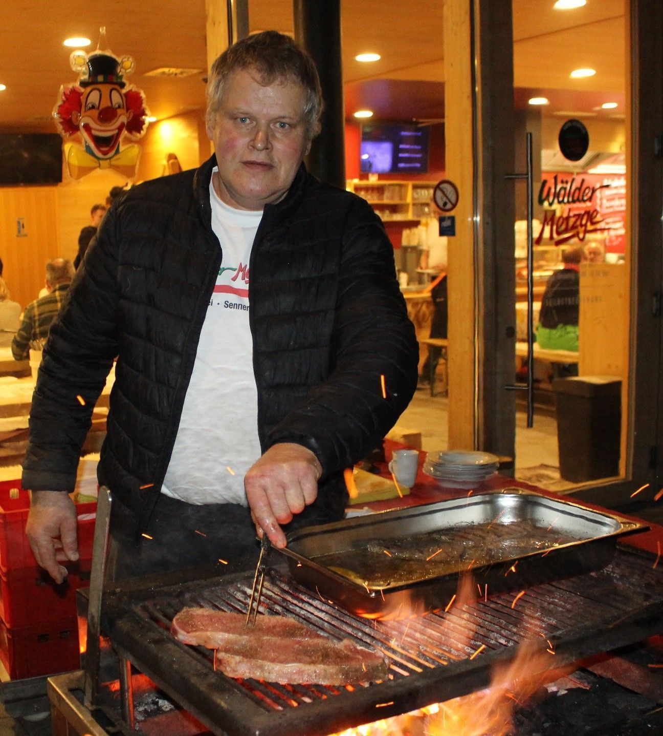 Schlagzeilen zu Kälbertransporten oder Billigfleischimporten sind für Alois „Wise“ ein schlimmes Ärgernis, auf das er mit Qualität, Regionalität und totaler Transparenz antwortet und sich deshalb als „Gamechanger“ deklariert. PETER STRAUSS   