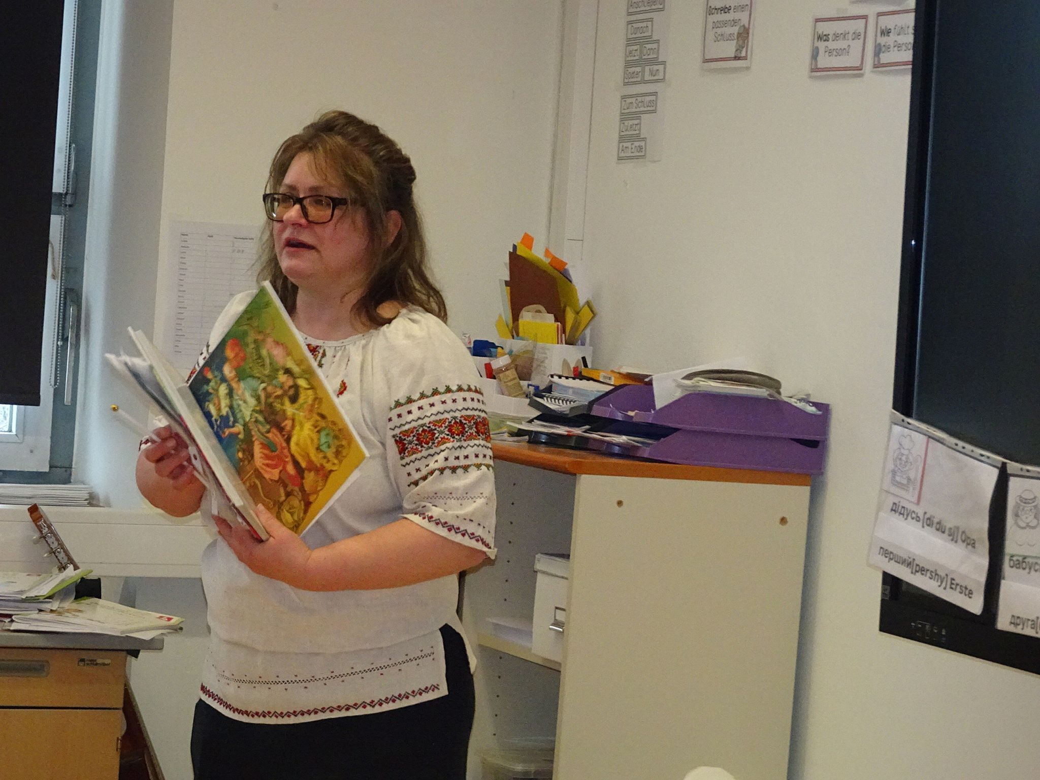 Traditionelle Kleidung und persönliche Geschichten machten die Herkunft der Gäste greifbar.