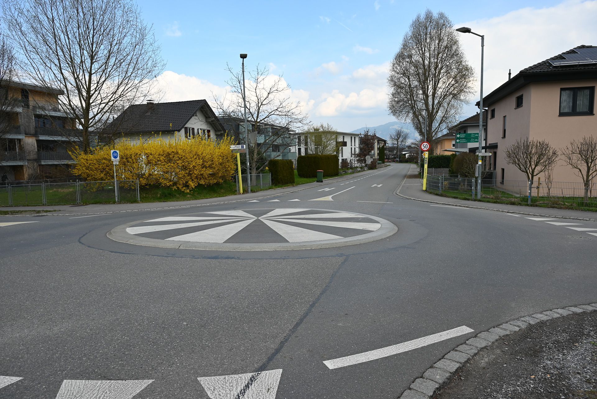 Die Sperre der Brücke beruhigt den Wiesenrain, kaum Autos sind auf den Straßen zu erkennen. 