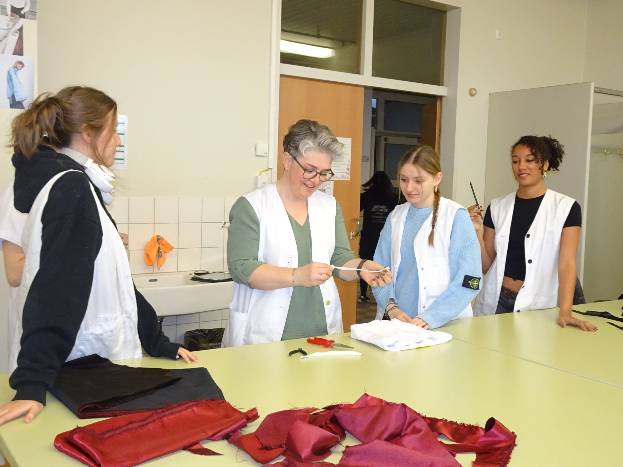 Karin Schröpel betreut eine der zwei Ateliersgruppen. 