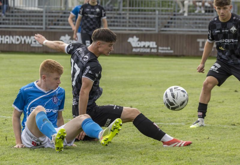 Yannick Gruber gegen Joshua Küng.