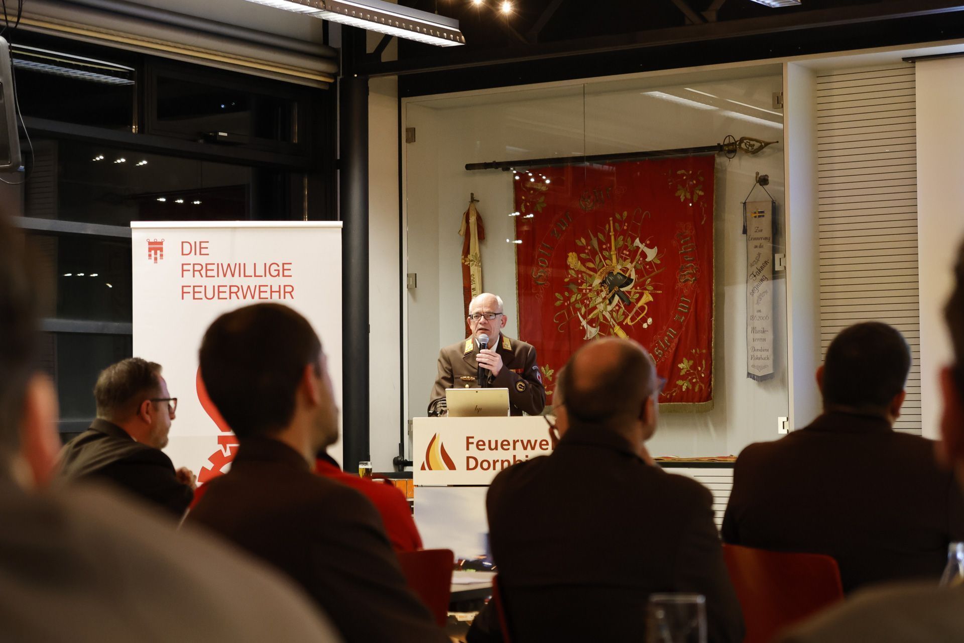 Bezirksfeuerwehrinspektor Martin Kisser präsentierte beeindruckende Zahlen der Feuerwehren im Bezirk Dornbirn. (Quelle: Feuerwehr)