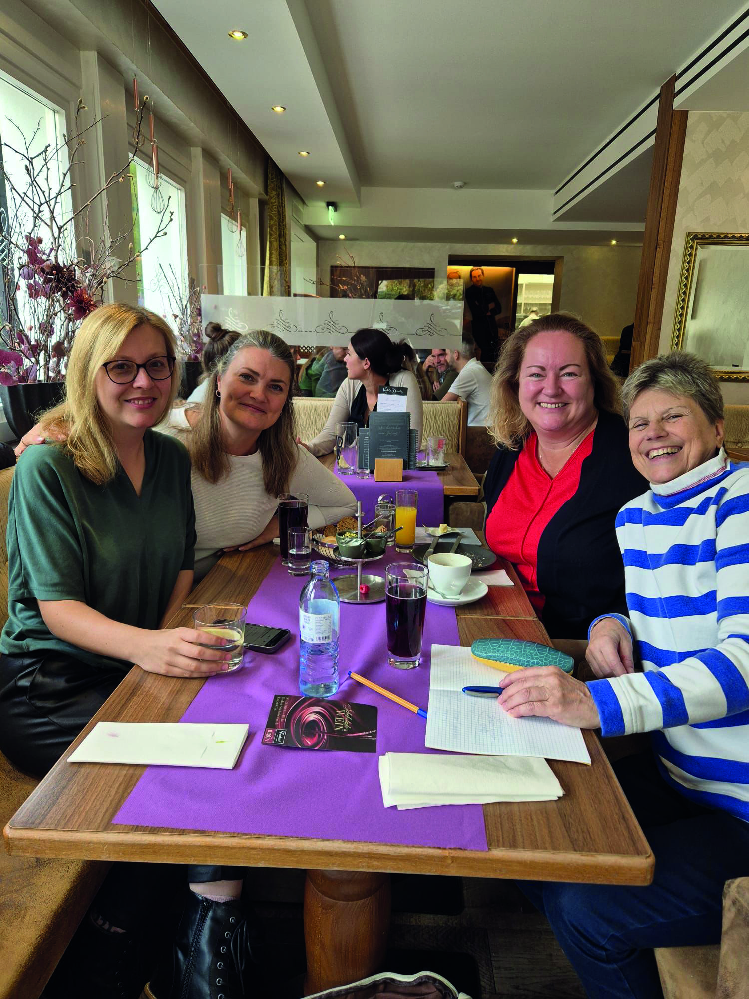 Die vier Autorinnen v. l. Stefanie Graf, Julia Krieger, Yvonne Schiffer und Lotte R. Wöss treffen sich regelmäßig und tauschen sich aus. (Foto: privat)