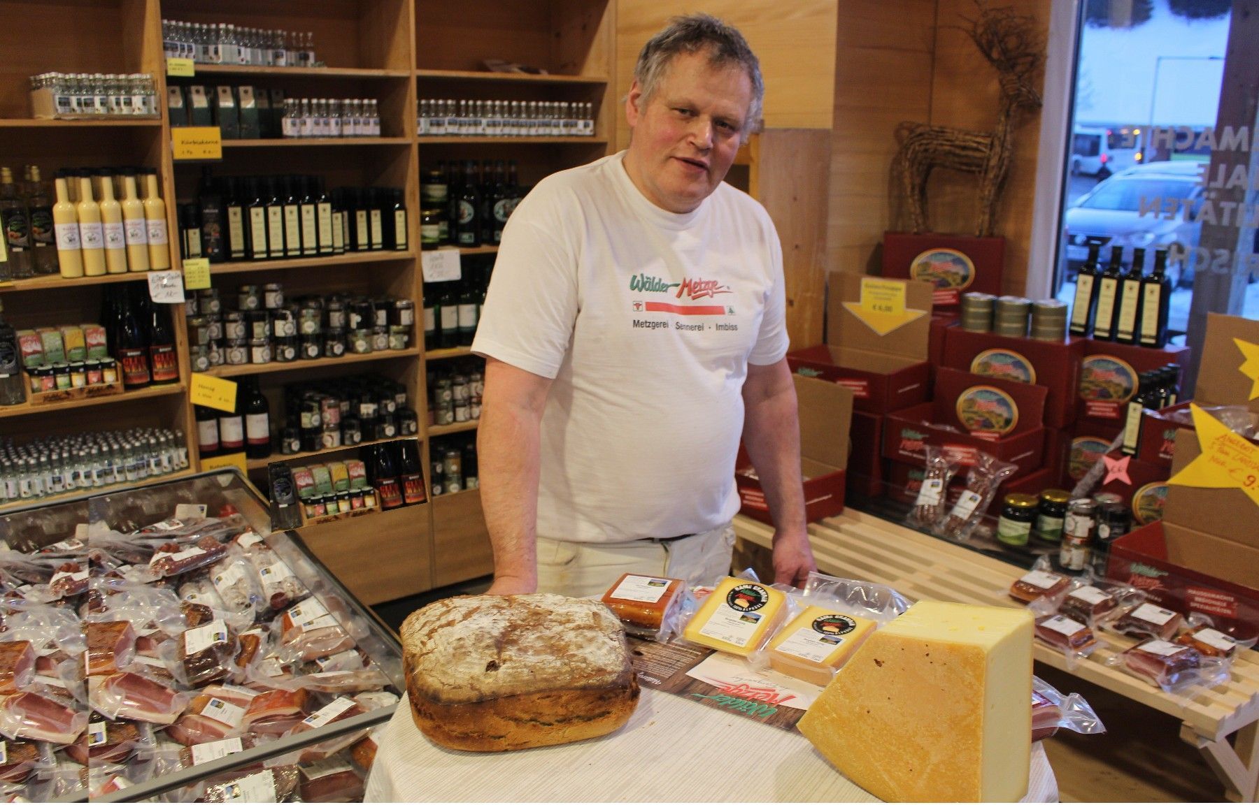 Ursprünglich war Alois Feurstein angetreten, die Zukunft der Warther Sennerei zu sichern. Nach mehr als 15 Jahren zwangen geänderte Rahmenbedingungen zur Auflassung der Sennerei. Für Konsumenten kein Nachteil, denn jetzt sind Käse von ausgesuchten Alpen im Regal. Produkte von gleichgesinnten Partnern bereichern das Angebot.