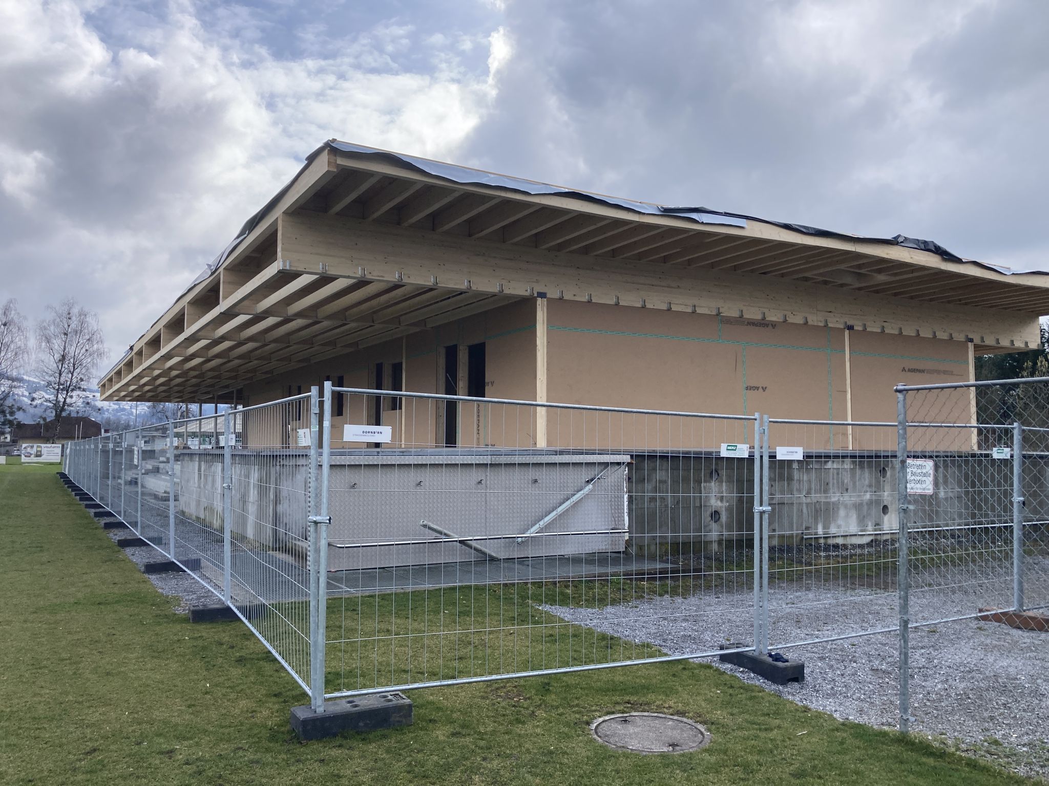 Der Wiederaufbau der Sportanlage Rohrbach hat begonnen. Erste Holzelemente des neuen Clubheims wurden aufgestellt.