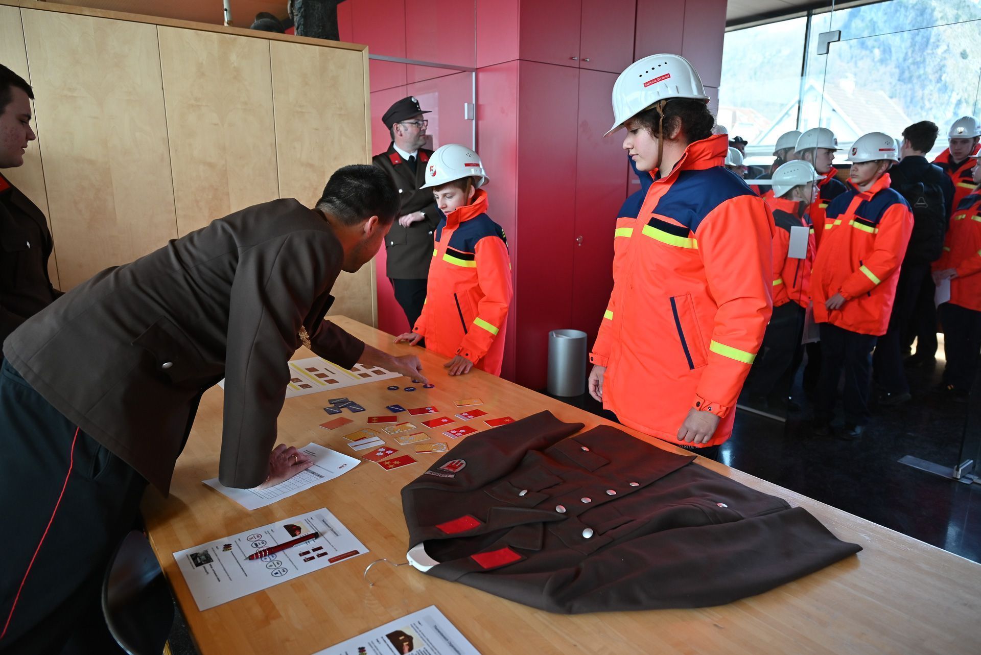 An einer Station wurden sie zur Organisation der Feuerwehr befragt.