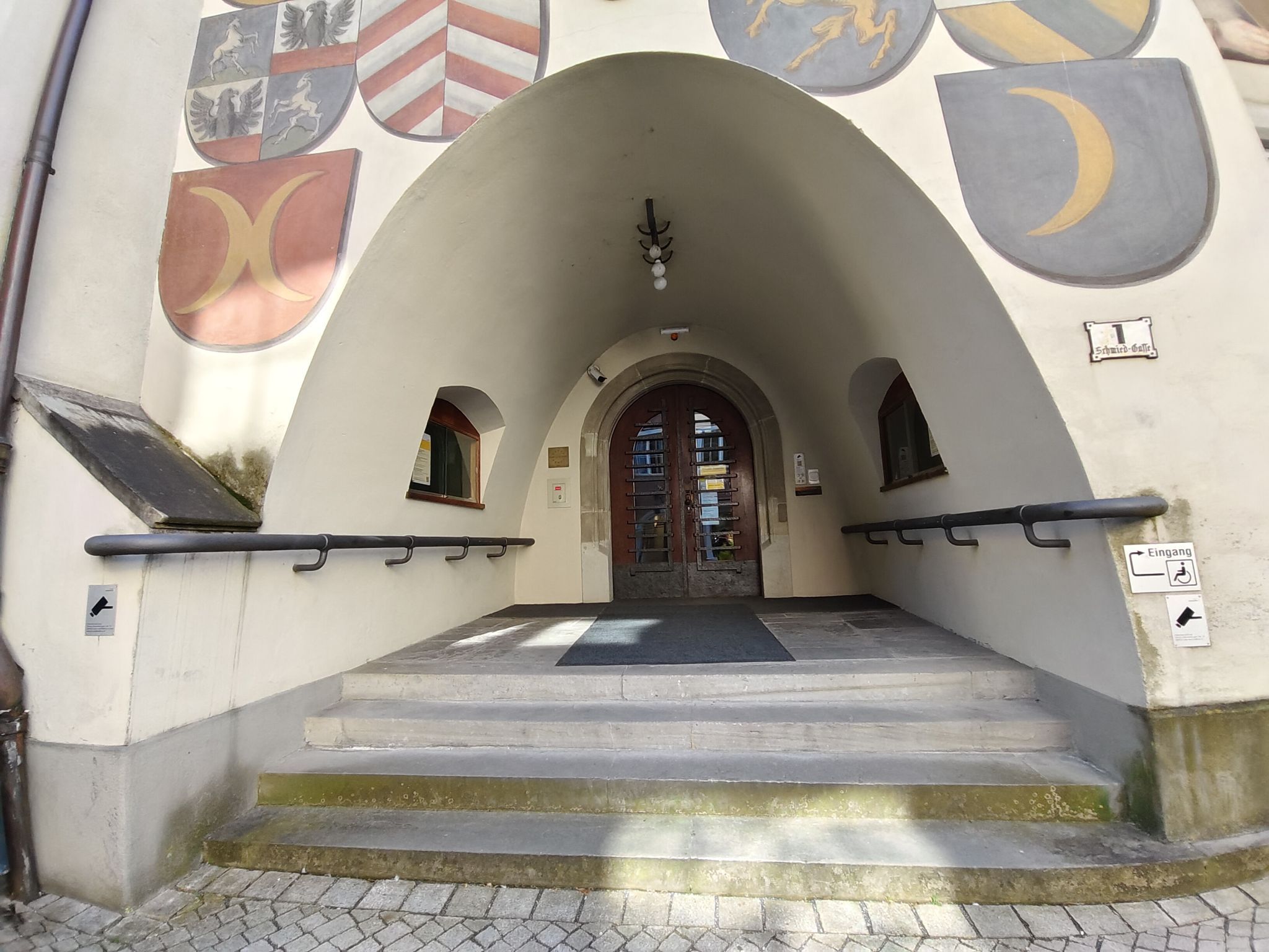 Die seitliche Rathaustreppe hat keinen sicheren Handlauf.