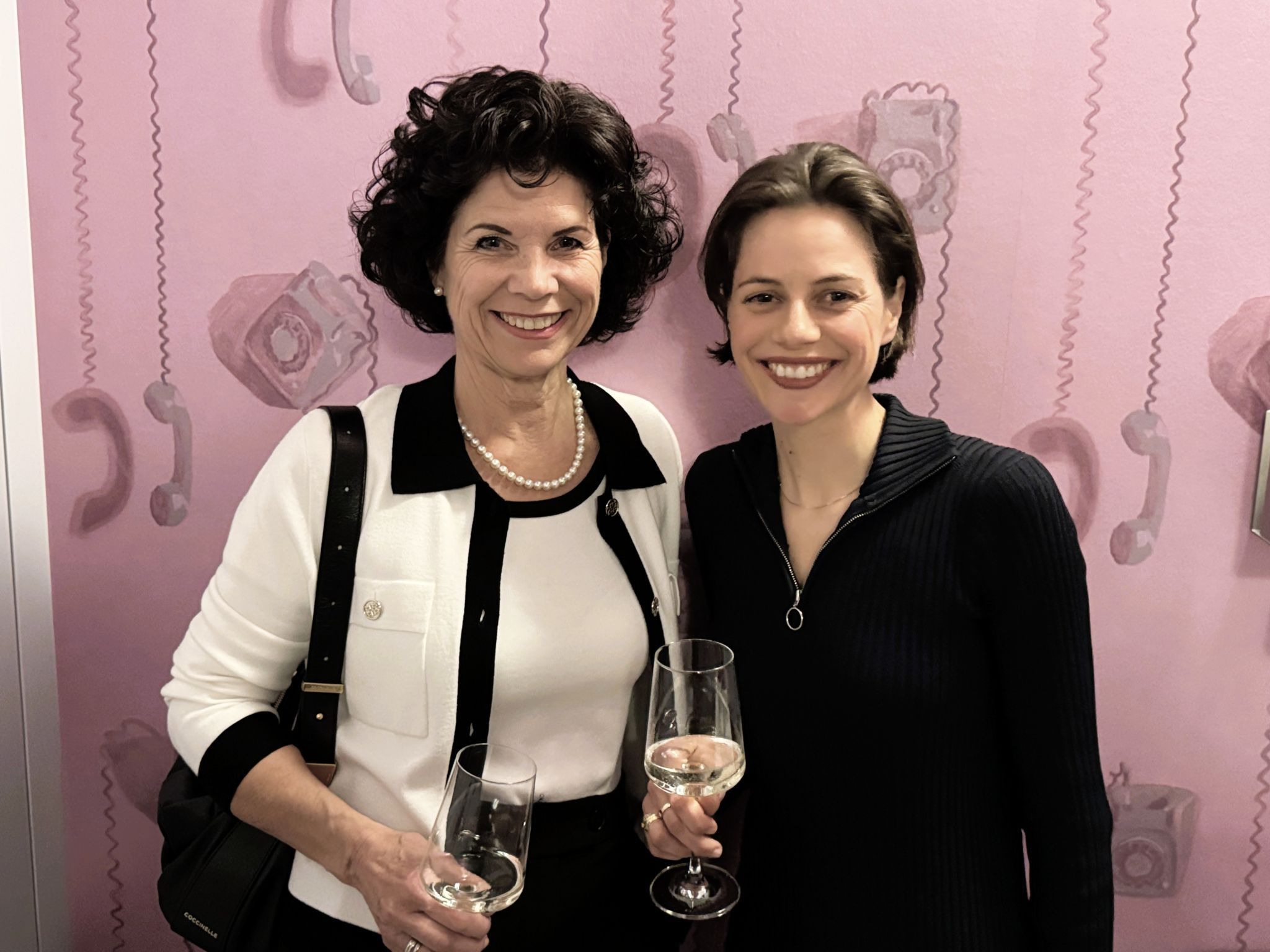 Künstlerin Melanie Ebenhoch mit ihrer Mutter Carmen.