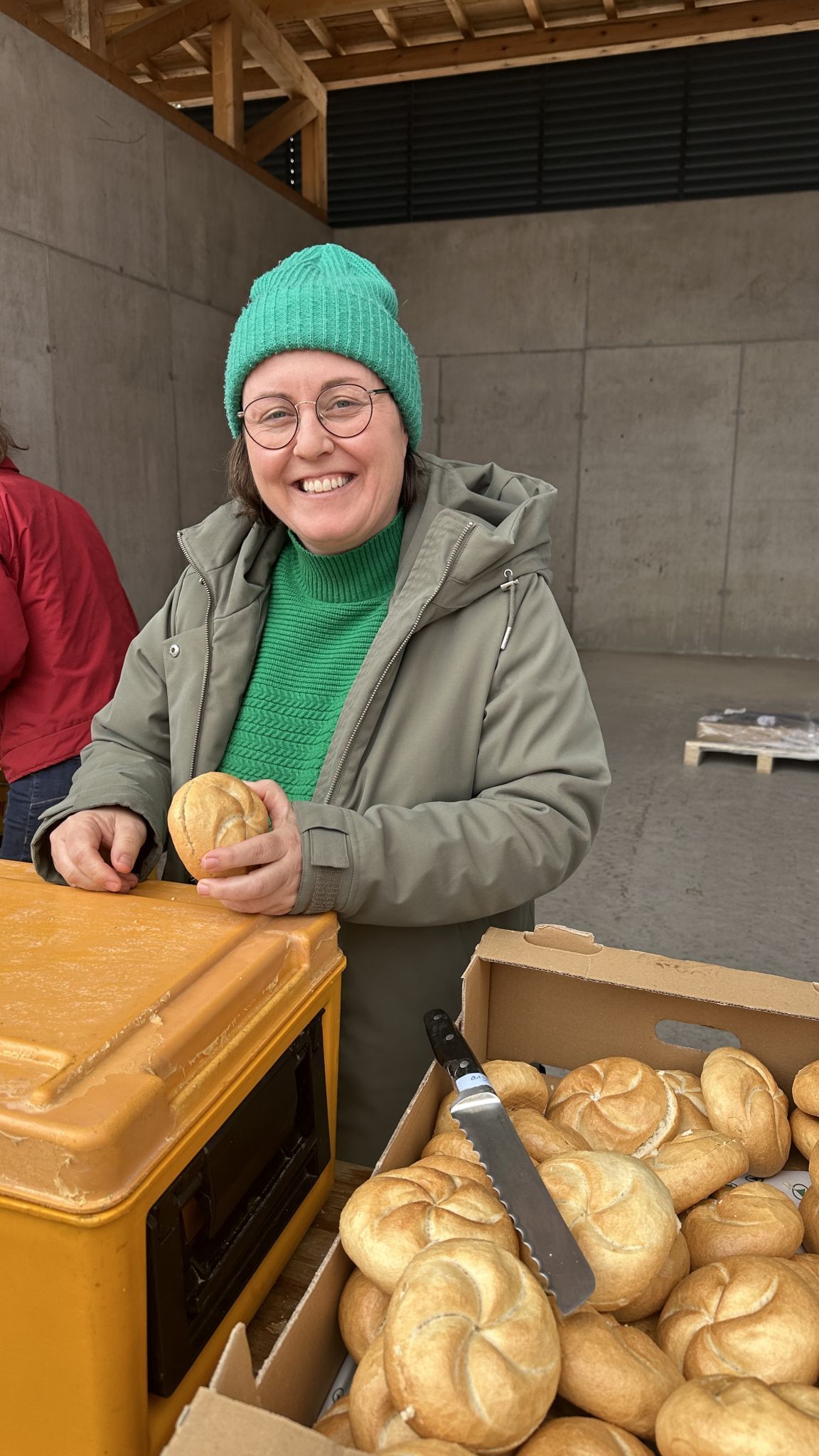 Am Verpflegungsstand verteilte Corinna Amann heißen Leberkäse an die Freiwilligen.