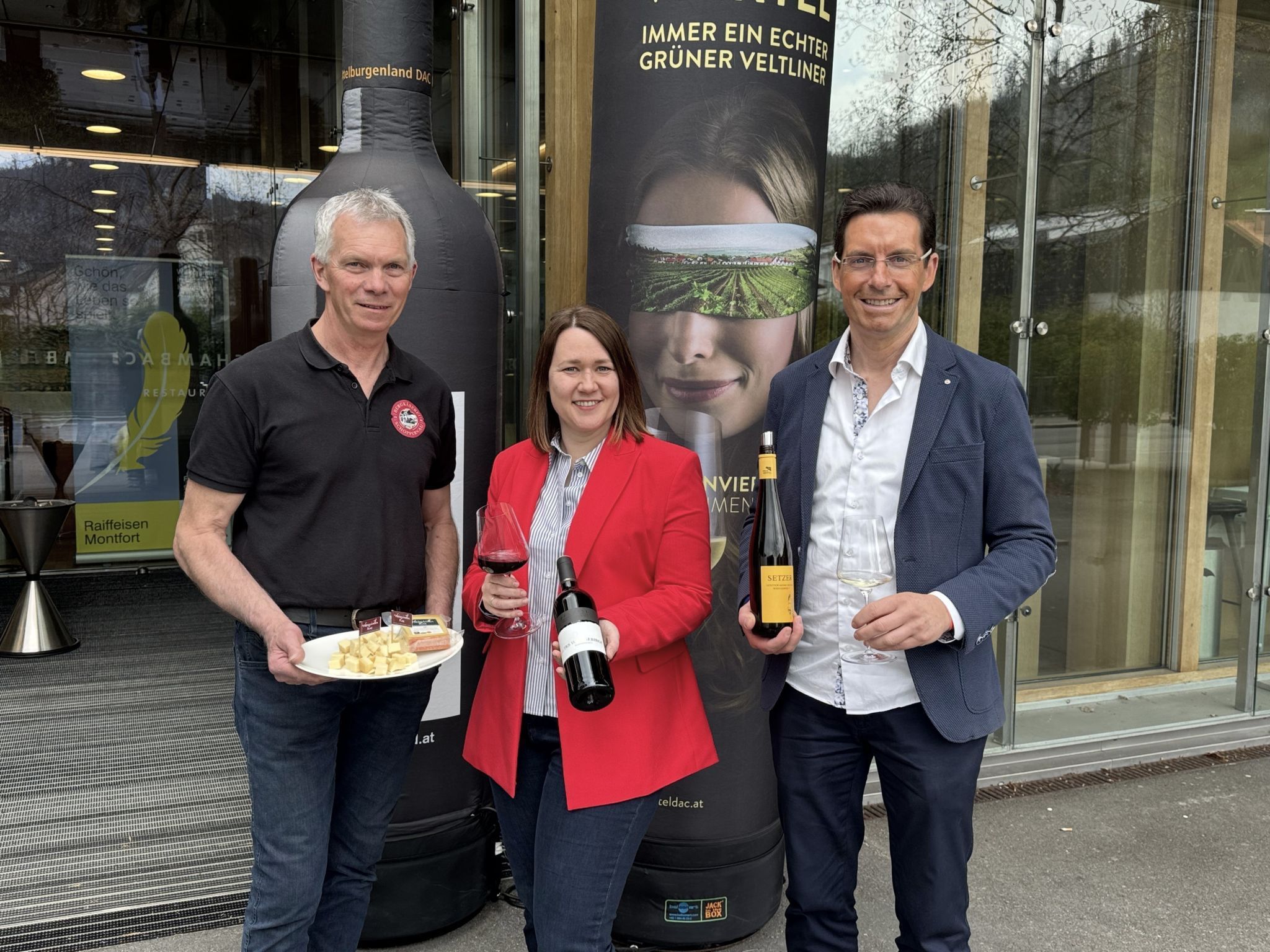 Raimund Beer von der Bergkäserei Schoppernau mit Präsidentin Lisa Kölly-Pfneisl (Verband Blaufränkisch Mittelburgenland) und dem Vorsitzenden des regionalen Weinkomitees Hans Setzer (Weinviertel).