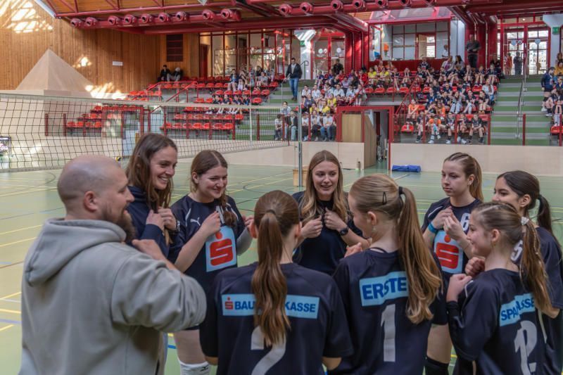 Daniel Summer gratuliert nach dem Finalsieg.