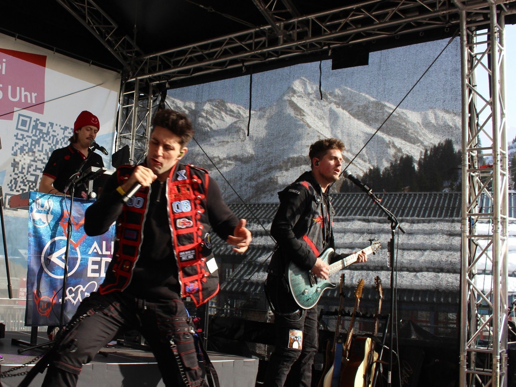 Großteils eigene Lieder bilden das Programm - als originelle Hommage an große Weltstars flicht Alexander Eder hin und wieder kurze Sequenzen von deren Hits ein.