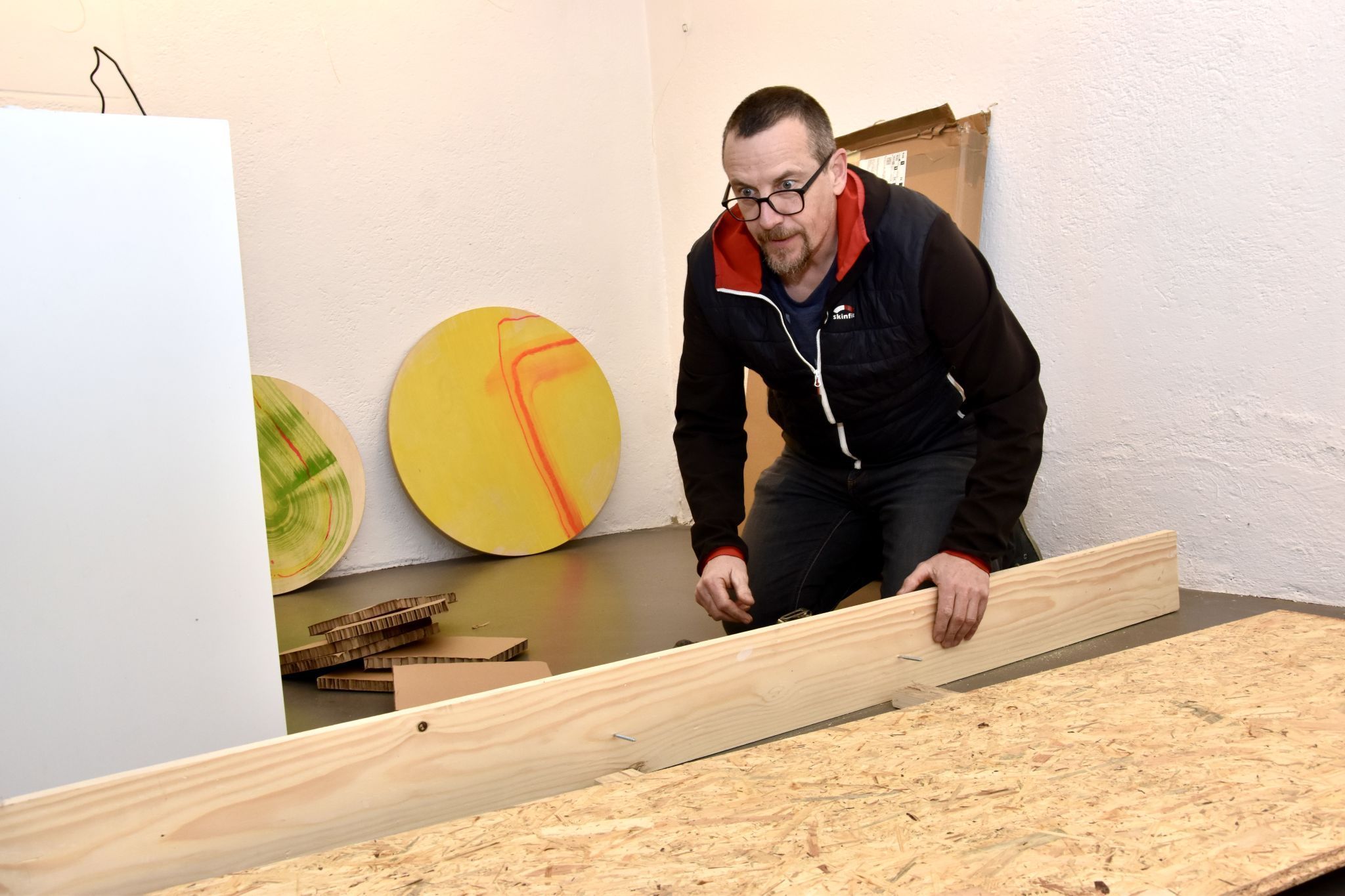 Lothar Flatz bei den Abbauarbeiten im Ausstellungsraum von Rebecca Marent