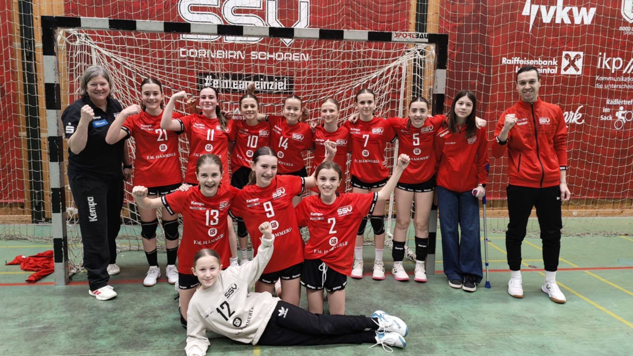 Das U12-1 Team des SSV Dornbirn Schoren feierte zum Saisonabschluss einen souveränen Heimerfolg. 