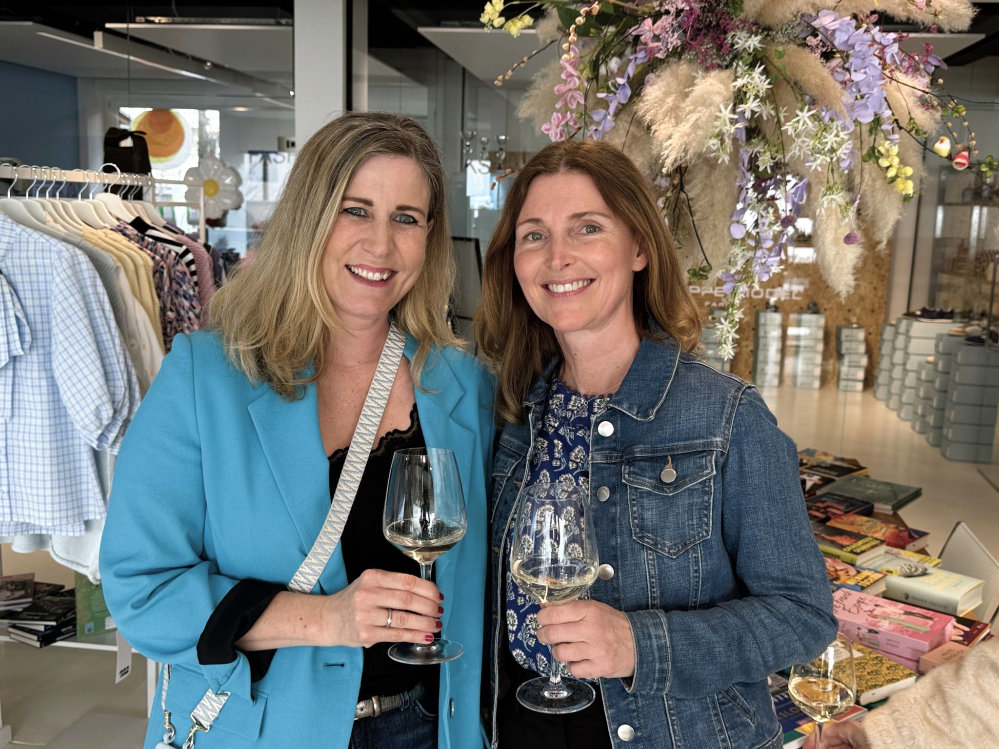 Unter den Besuchern: Verena Sutter und Eva Jochum.