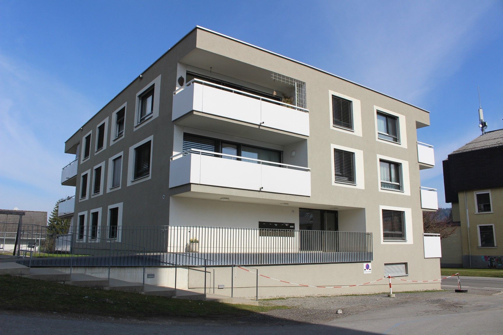 Mit der 2019 bezogenen Vogewosi-Anlage begann die Wohnbau-Offensive im Hohenweiler Zentrum. Bis im kommenden Jahr werden hier praktisch in Rufweite insgesamt rund 90 Wohnungen zur Verfügung stehen.   