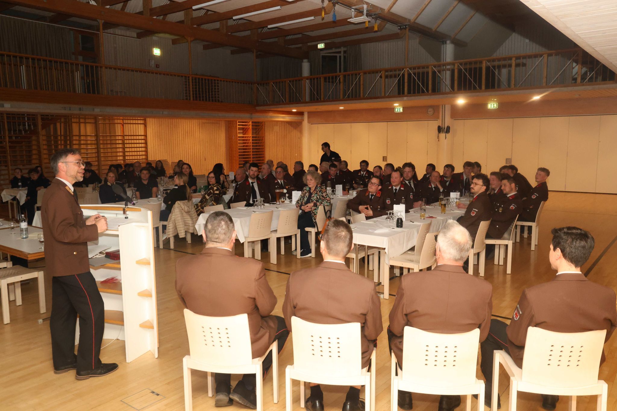 Abschnittskommandant Michael Moosbrugger stellte die Jubilare und deren Leistungen vor.