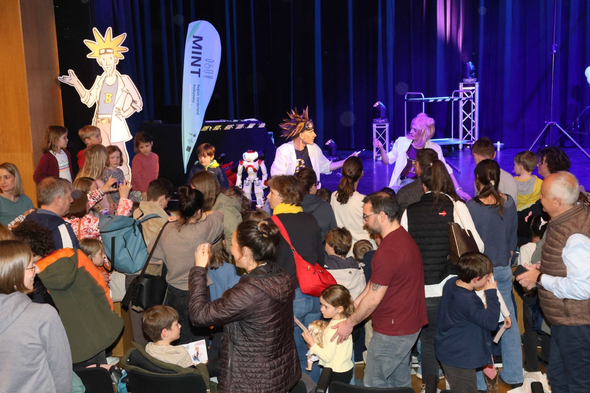 Grtoßer Andrang bei der Autogrammstunde.