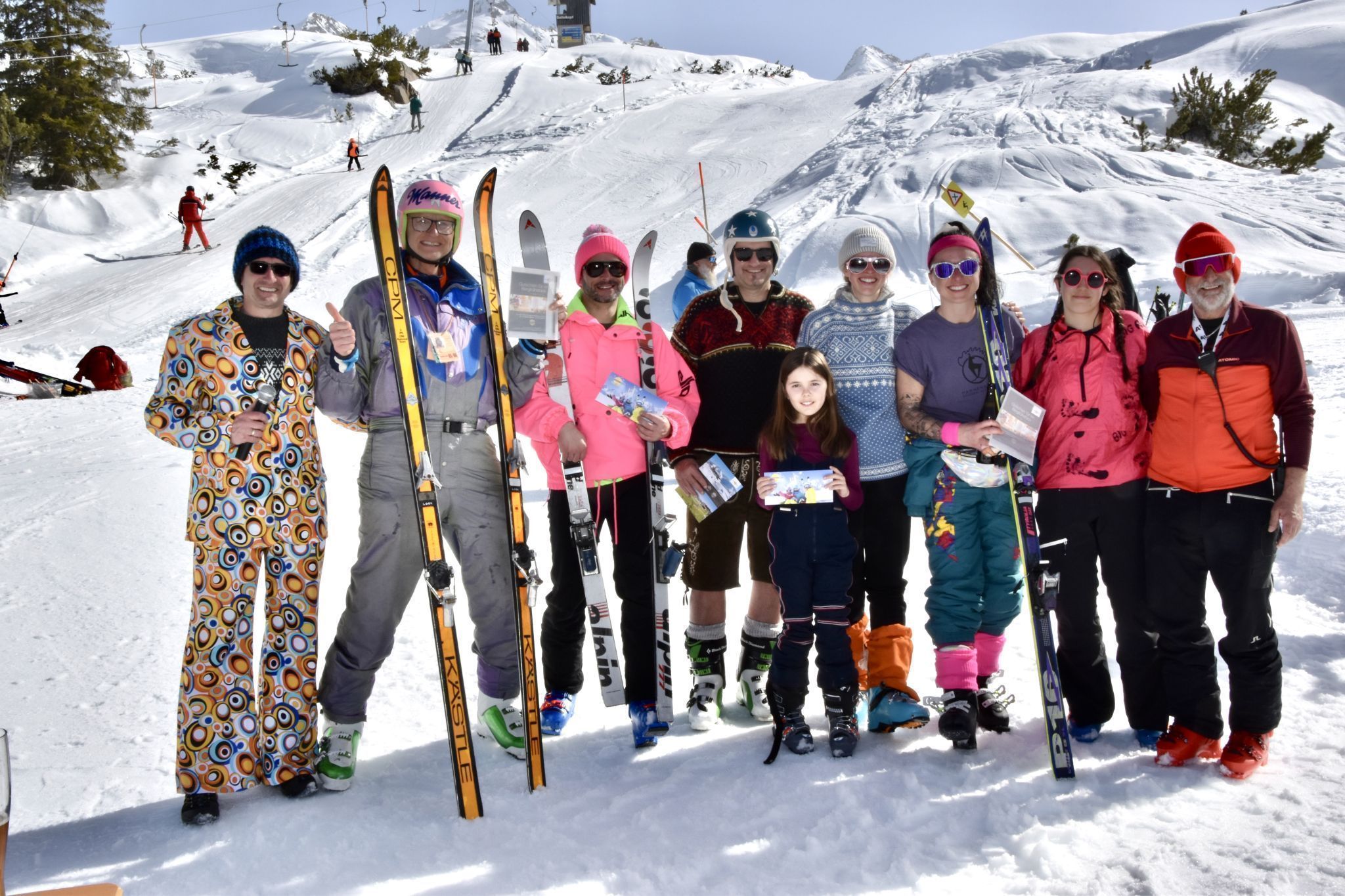 Die besten Teilnehmenden beim Nostalgierennen und Mitglieder des Ski Club Klostertal als dessen Veranstalter am Sonnenkopf im Klostertal.