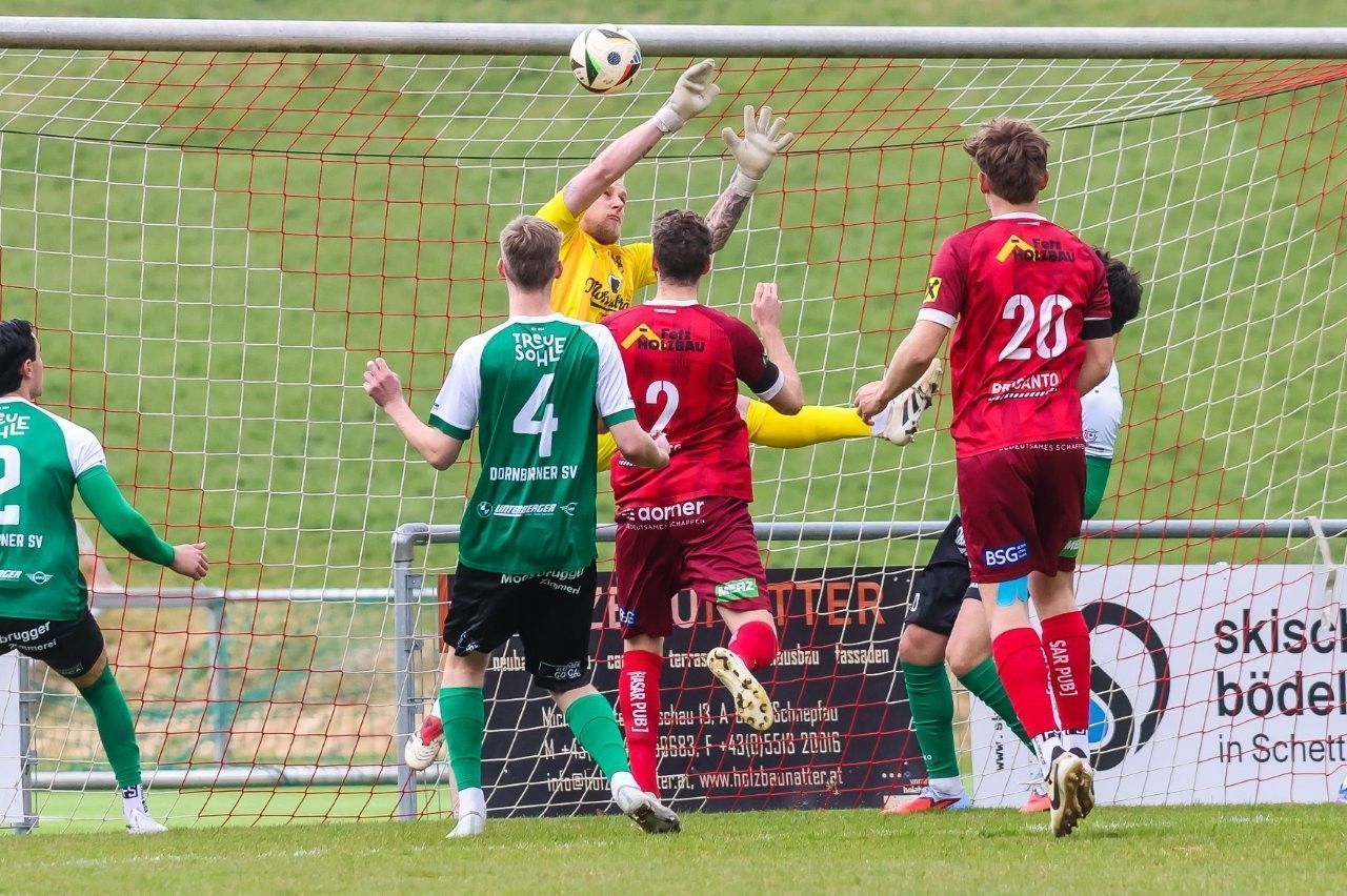 DSV Schlussmann verhinderte nach Petkovic-Kopfball einen Gegentreffer.