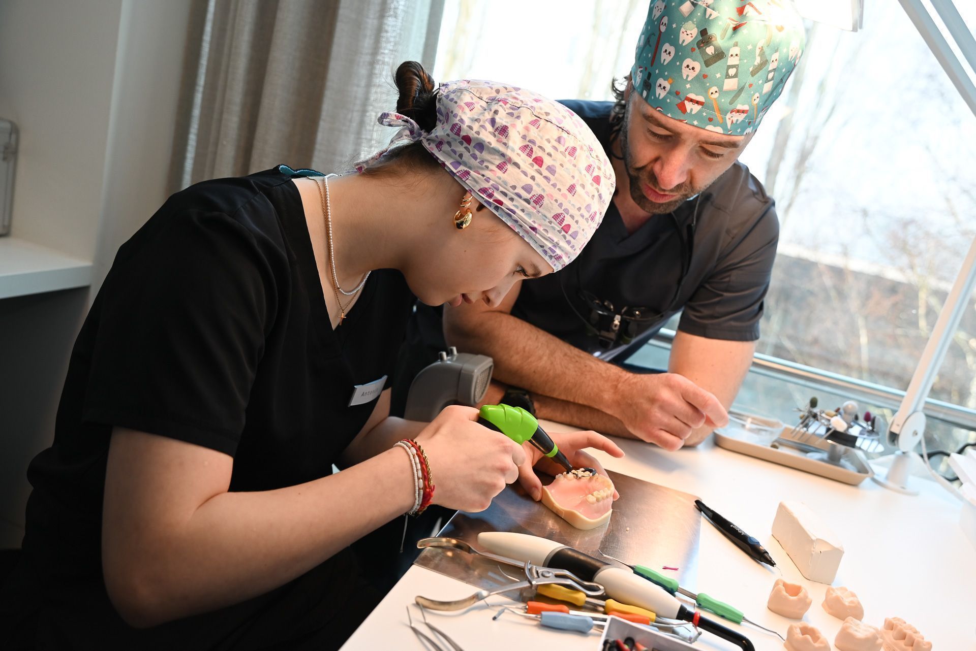 Antonia lernt an Modellen, wie man Füllungen am Zahn legt.
