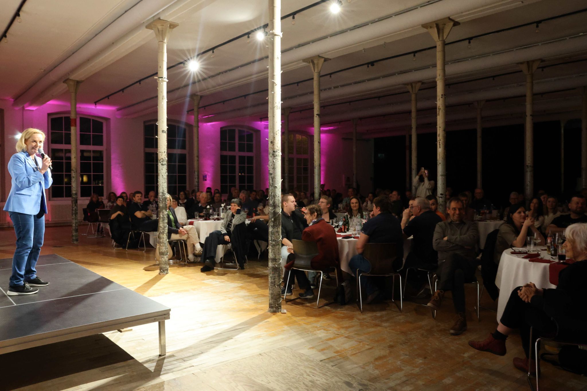 Heike Montiperle moderierte den Abend.