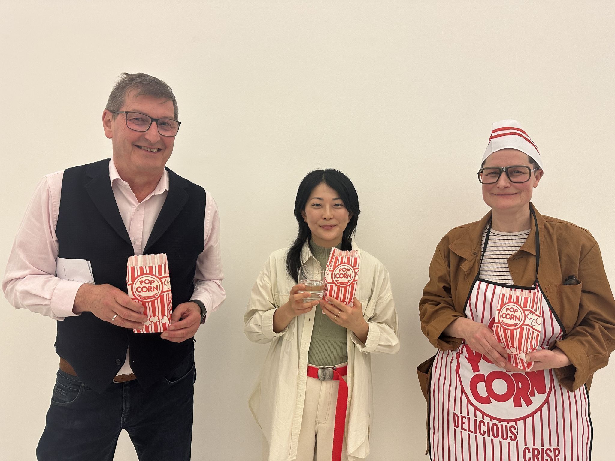 Wolfgang Maurer (allerArt), Mari Iwamoto und Kuratorin Christine Lederer zeigten sich über das rege Interesse der Besucher begeistert