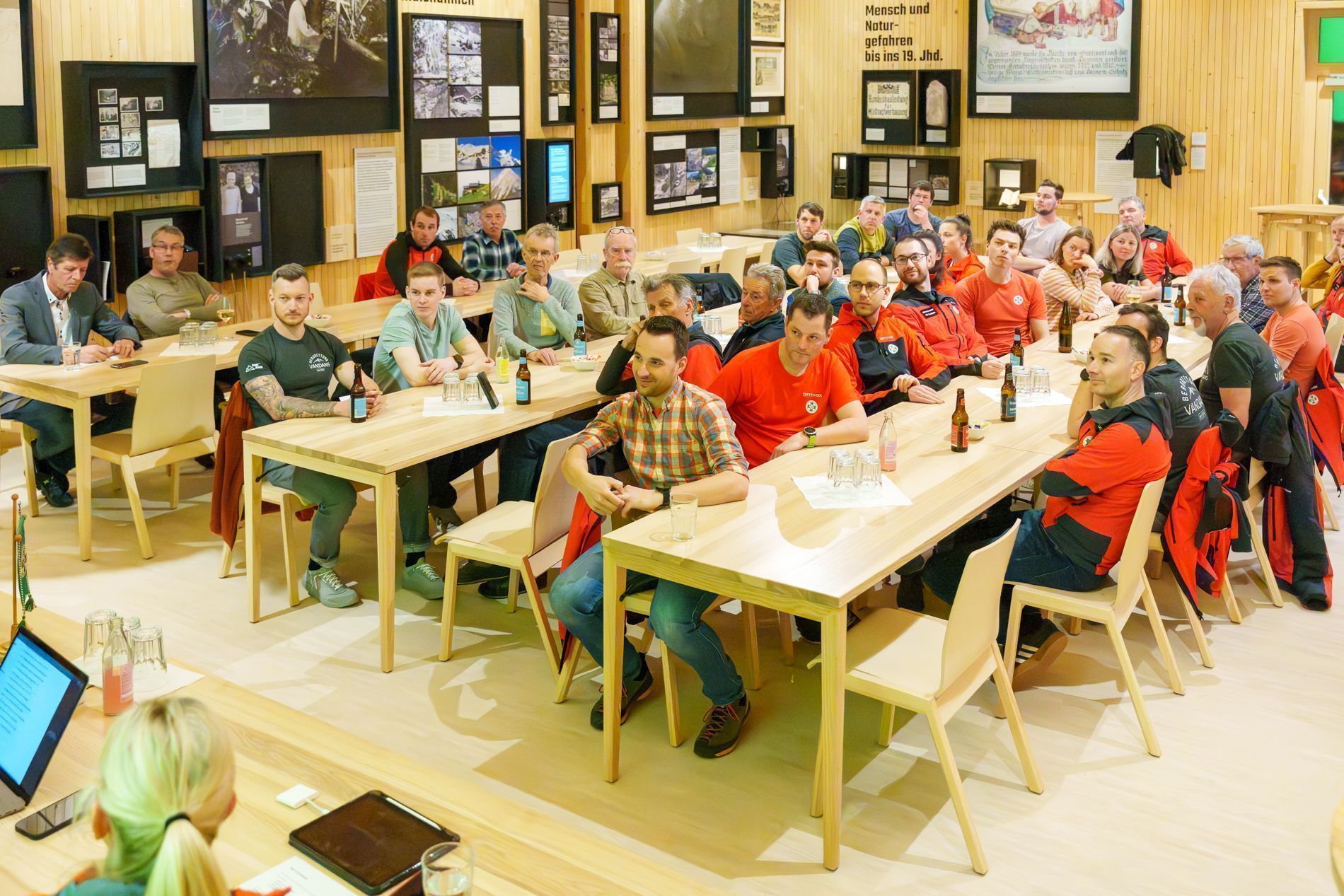 Die Mannschaft lauscht den Berichten der FunktionäreInnen.