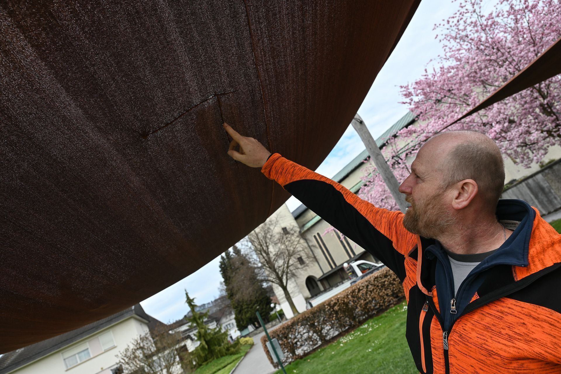 Leider kommt es auch zu mutwilligen Zerstörungen, wie hier am Sonnensegel. Dieses haben sie repariert und nun nach dem Winter wieder aufgehängt.