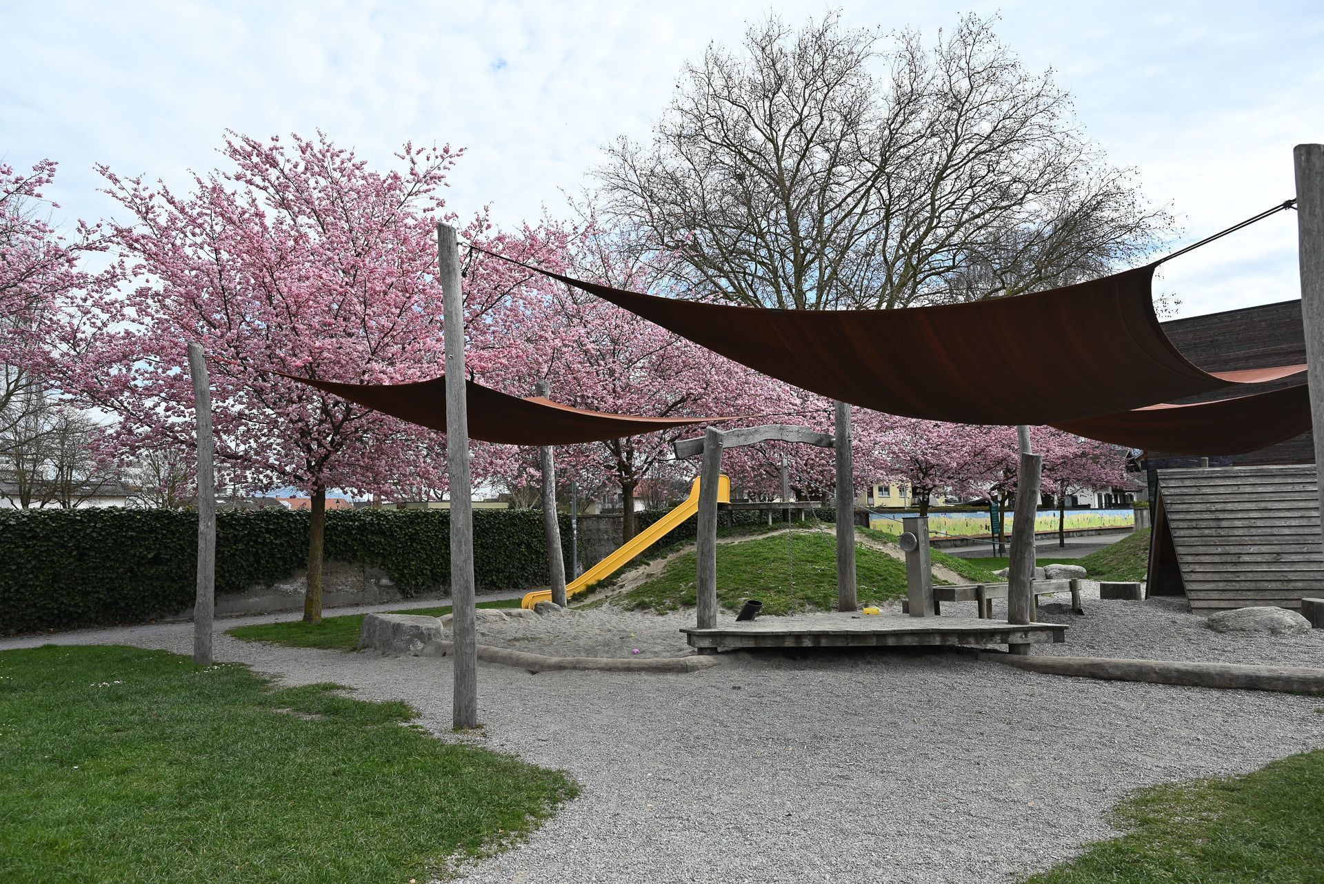 Sonne und wärmere Tage können kommen: Lustenaus Spielplätze sind mit frischem Sand in den Sandkästen und gespannten Sonnensegel bereit für die Kinder. 