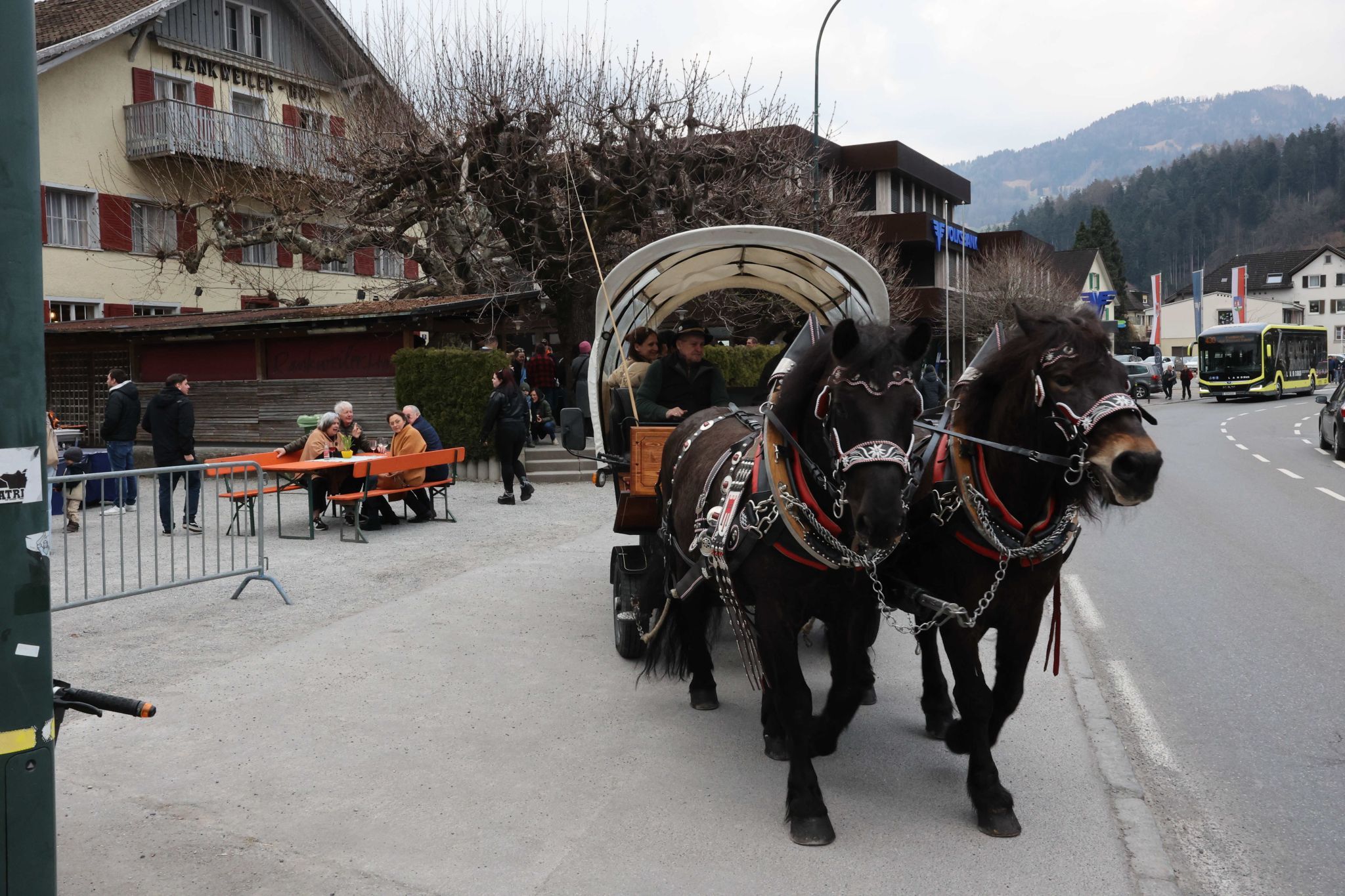 Impresssionen von verschiedenen Stationen (Arno Meusburger), und Bilder vom Geschehen im 