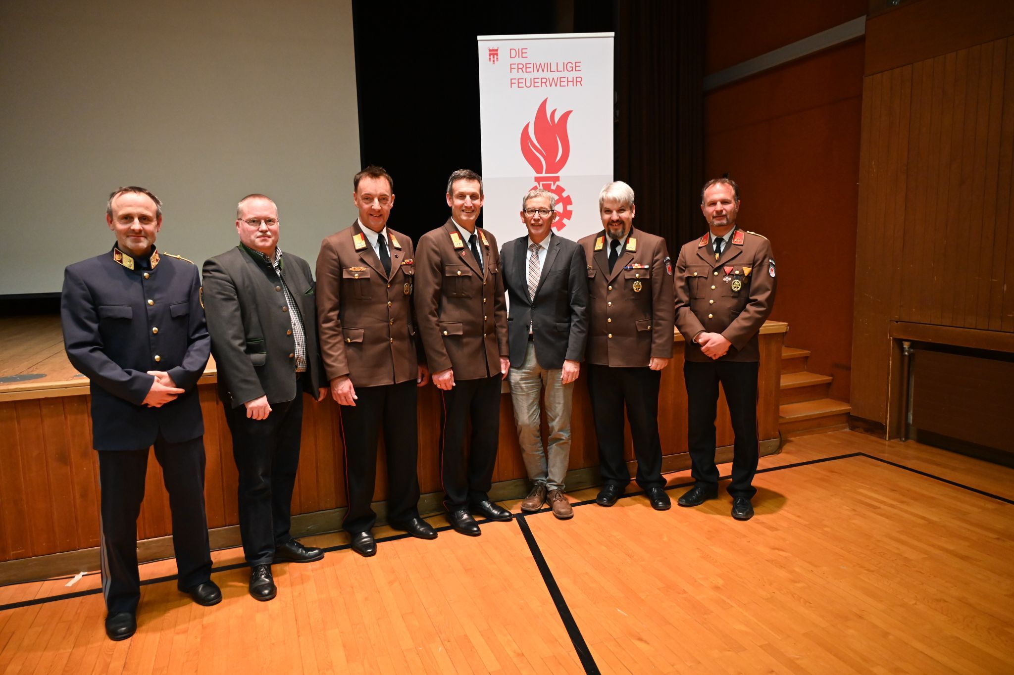 Martin Konzett (Polizeikommandant), Bezirkshauptmann Harald Dreher, LFI Herbert Österle, Bgm. Hans Peter Pfanner, Bezirksvertreter Thomas Bargehr und Feuerwehrkommandant Joachim Hillbrand bei der Dienstbesprechung.