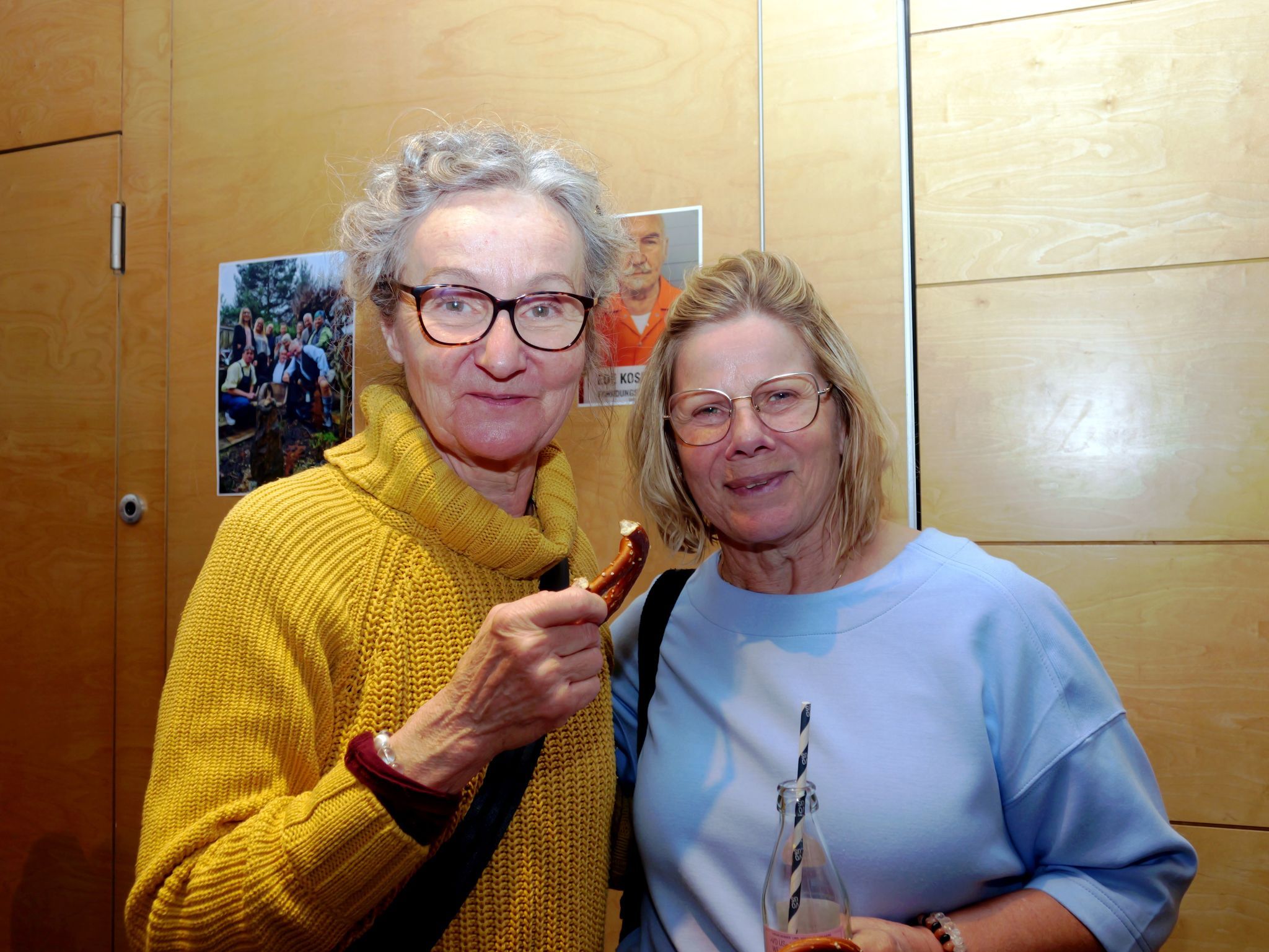 Dagmar und Ulrike erlebten einen heiteren Theaternachmittag am Sonntag.